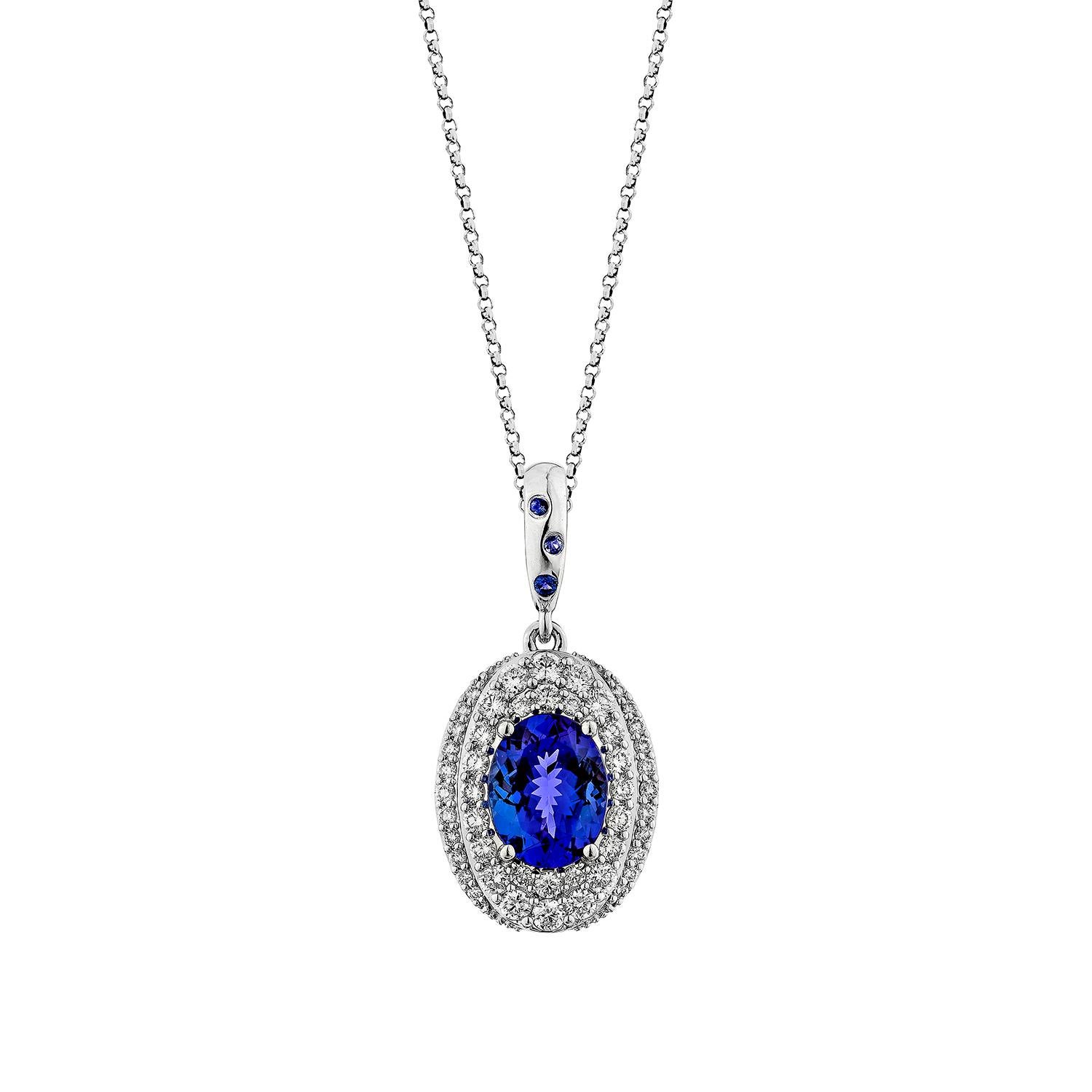 Questa collezione presenta una selezione delle più stuzzicanti tanzaniti. Un design unico con diamanti rotondi. Le ricche sfumature blu-viola di questa pietra preziosa con zaffiro blu e diamanti incastonati nell'oro bianco danno vita a un look ricco