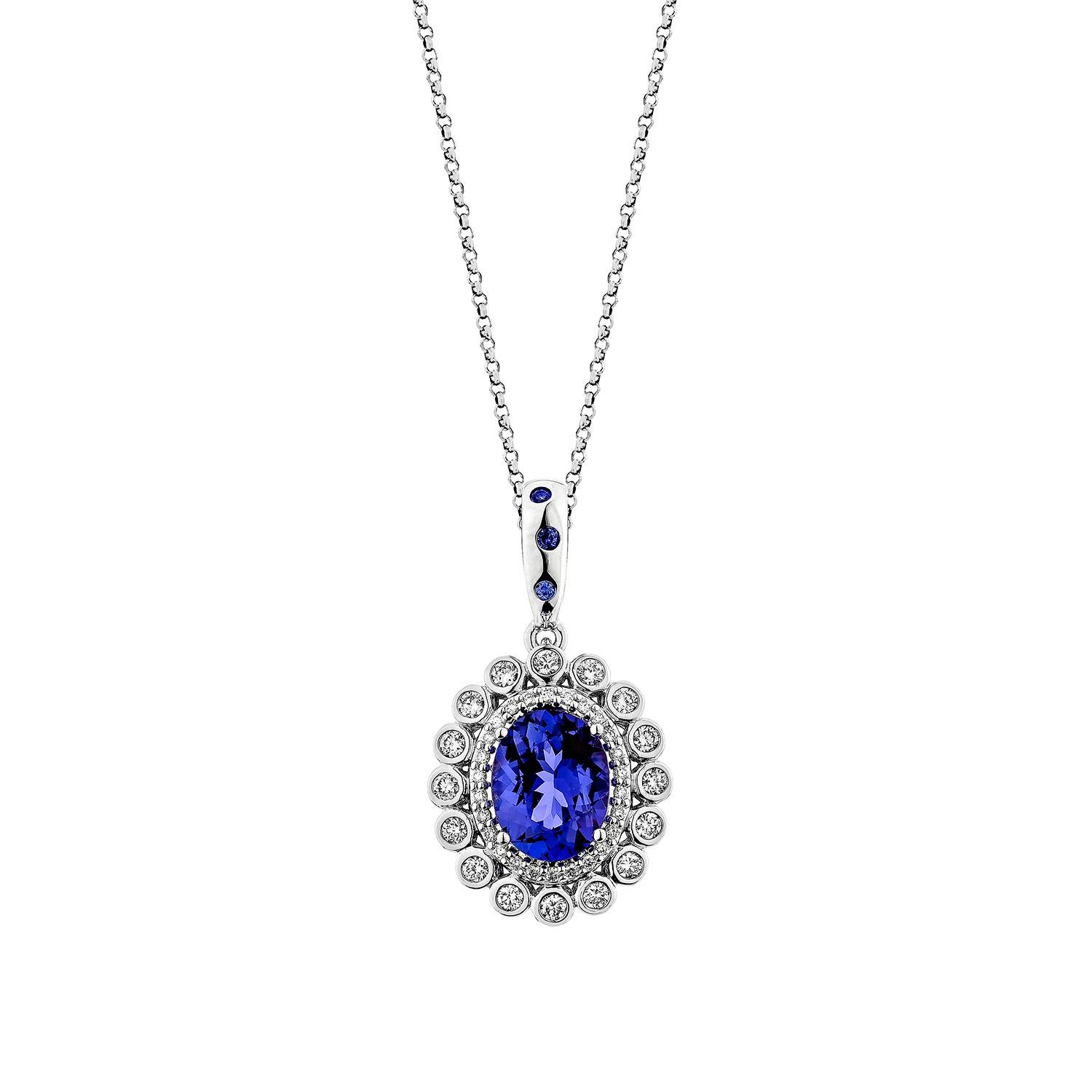Diese Kollektion enthält eine Auswahl der verlockendsten Tansanite. Einzigartiges Design mit runden Diamanten. Die satten violett-blauen Farbtöne dieses Edelsteins mit blauem Saphir und Diamanten, die in Weißgold gefasst sind, verleihen ihm ein