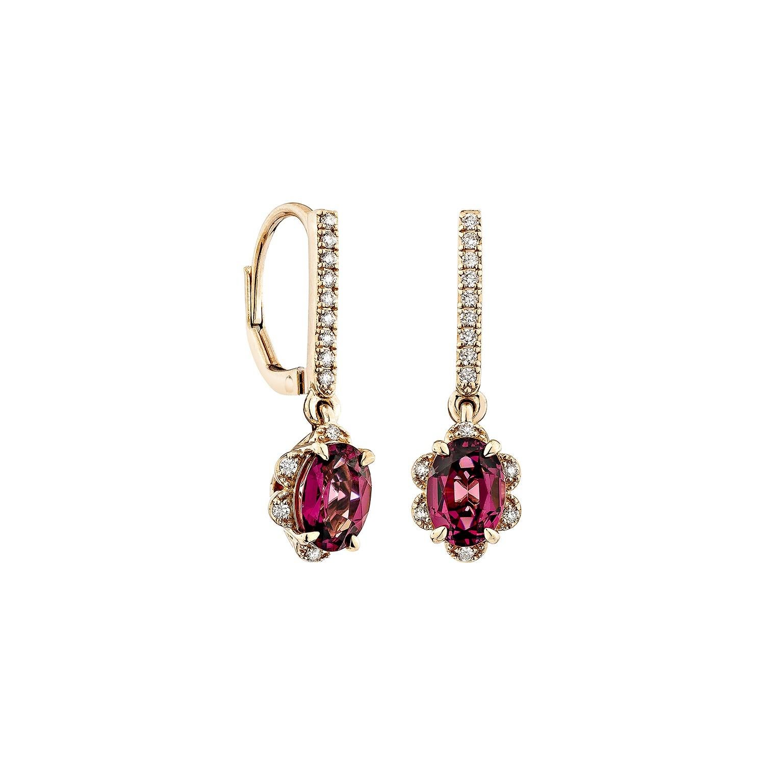 Sunita Nahata présente une exquise paire de boucles d'oreilles en rhodolite sertie de diamants, qui respire la grâce et l'élégance. Cette magnifique paire d'Eleg en or rose 14 carats allie l'élégance classique au style contemporain, ce qui la rend