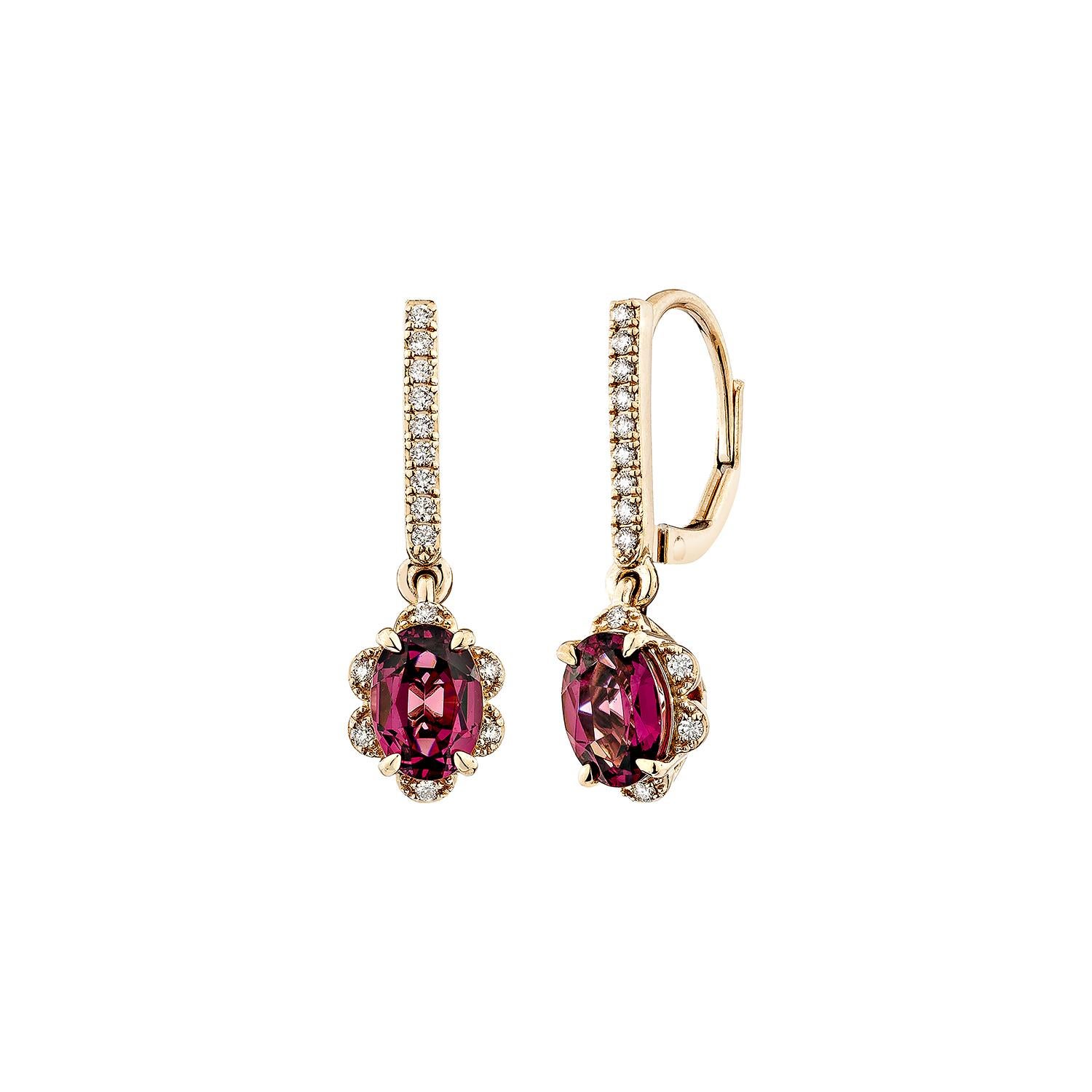 Taille ovale Sunita Nahata Rhodolite 1.99 carats Boucles d'oreilles en 14 carats avec diamant blanc. en vente