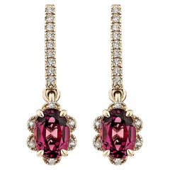 Sunita Nahata Rhodolith 1.99ct. Tropfenohrring aus 14KRG mit weißem Diamanten.