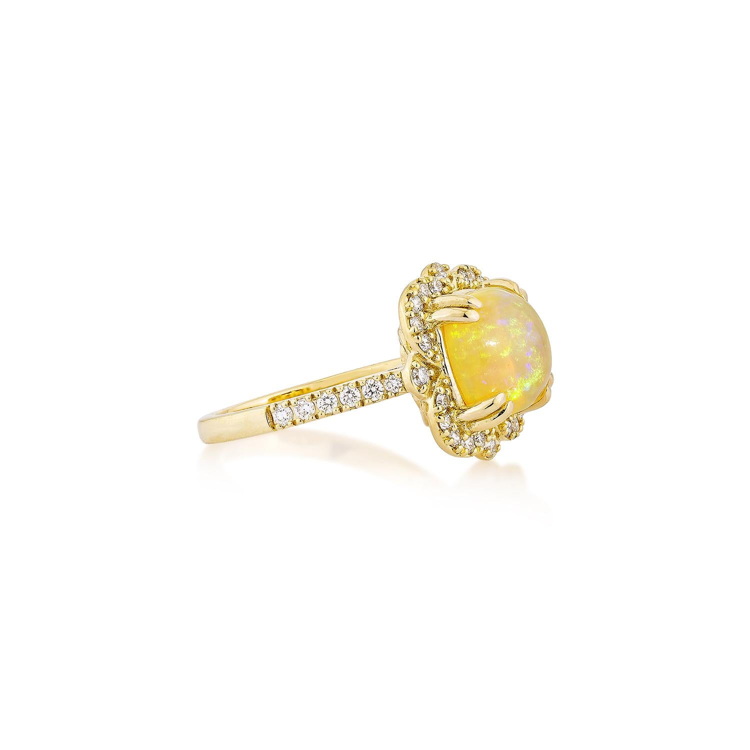 Sunita Nahata presenta un impresionante anillo cabujón de ópalo etíope, adornado con diamantes blancos. Se cree que esta piedra preciosa, famosa por su significado histórico, trae buena suerte, protección y esperanza divina. Entre sus beneficios