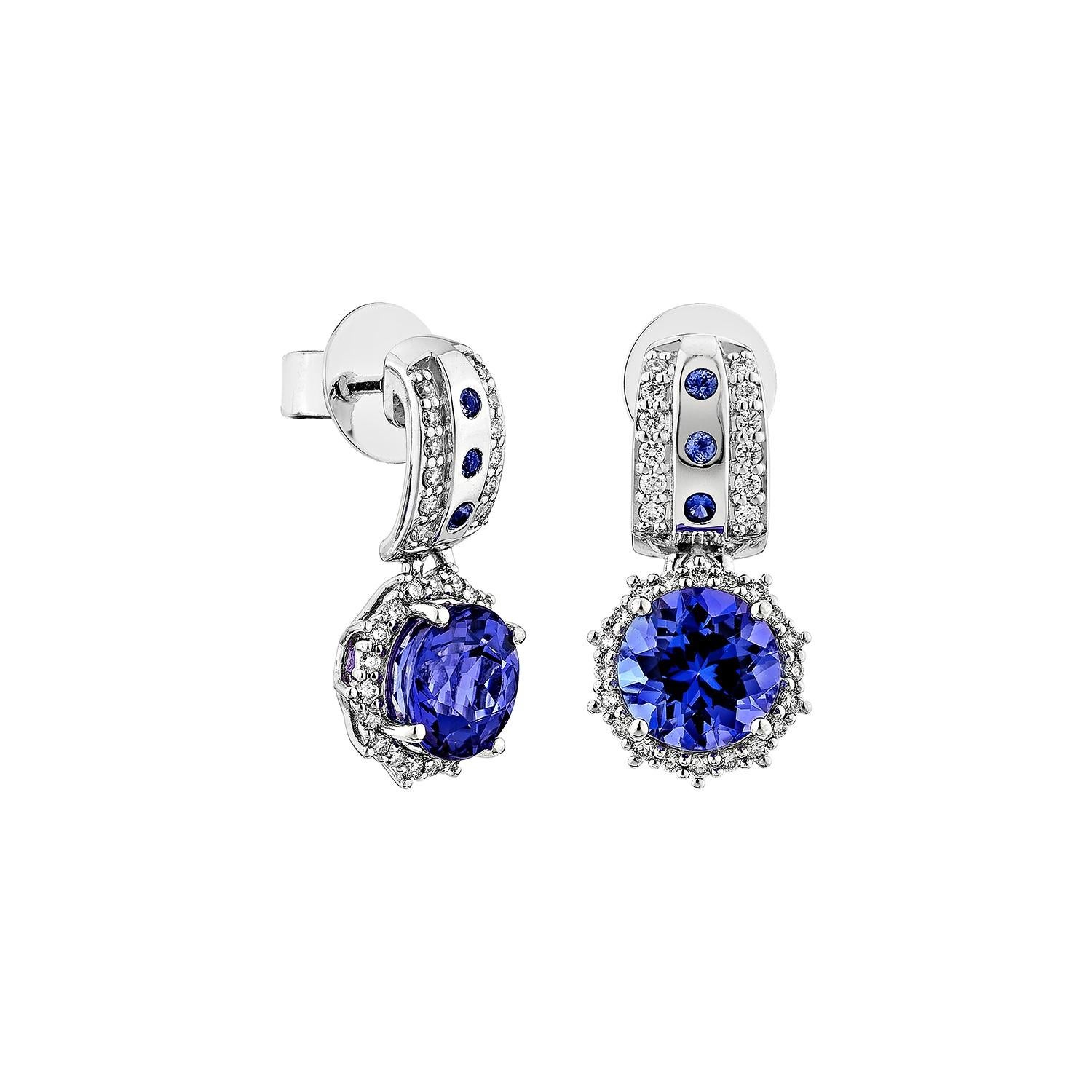 Questa collezione presenta una selezione delle più stuzzicanti tanzaniti. Un design unico con diamanti rotondi. Le ricche sfumature blu-viola di questa pietra preziosa con zaffiro blu e diamanti incastonati nell'oro bianco danno vita a un look ricco
