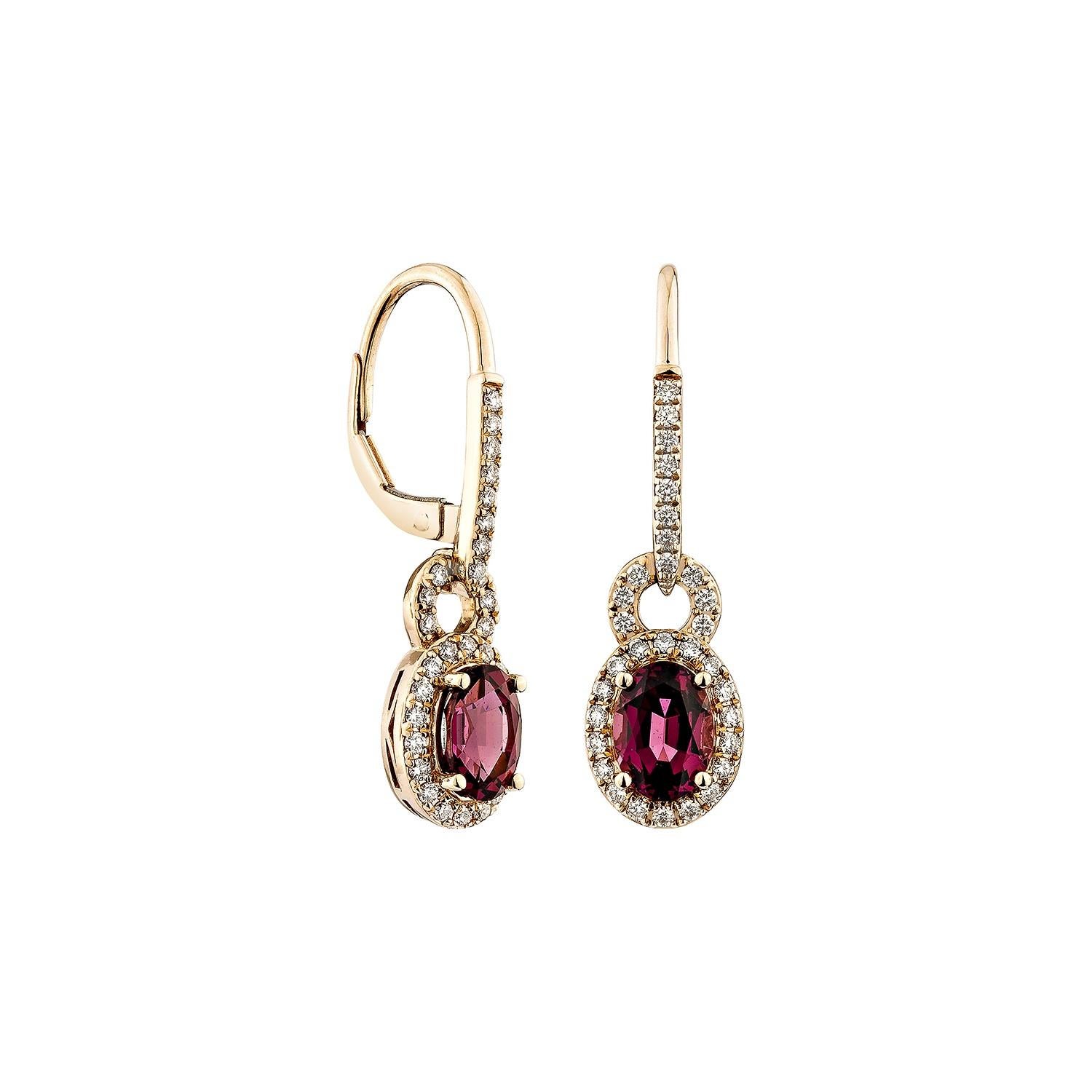 Sunita Nahata présente une exquise paire de boucles d'oreilles en rhodolite sertie de diamants, qui respire la grâce et l'élégance. Cette magnifique paire d'Eleg en or rose 14 carats allie l'élégance classique au style contemporain, ce qui la rend