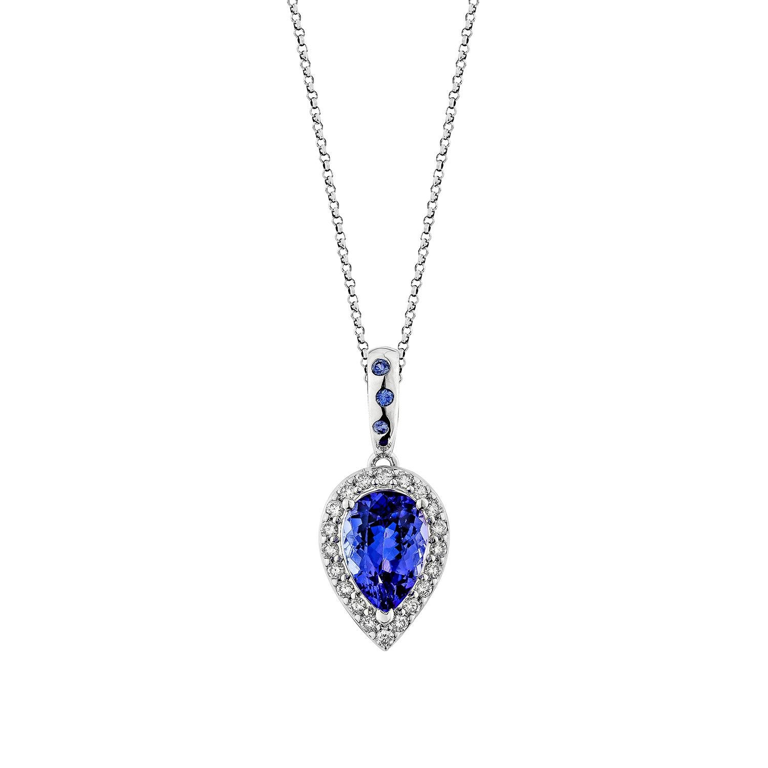 Diese Kollektion enthält eine Auswahl der verlockendsten Tansanite. Einzigartiges Design mit runden Diamanten. Die satten violett-blauen Farbtöne dieses Edelsteins mit blauem Saphir und Diamanten, die in Weißgold gefasst sind, verleihen ihm ein