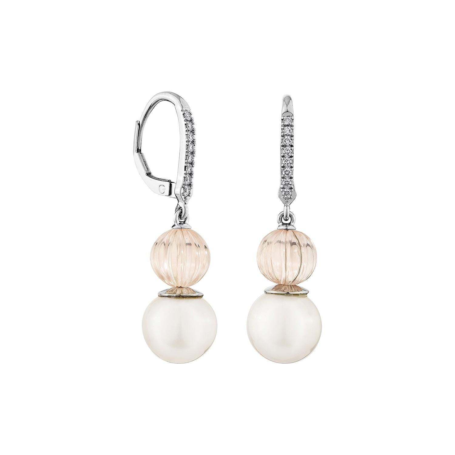 Présenté Une jolie boucle d'oreille fantaisie en perle blanche et quartz rose est parfaite pour les personnes qui apprécient la qualité et veulent la porter en toute occasion ou célébration. Les boucles d'oreilles en or blanc perle blanche ornées