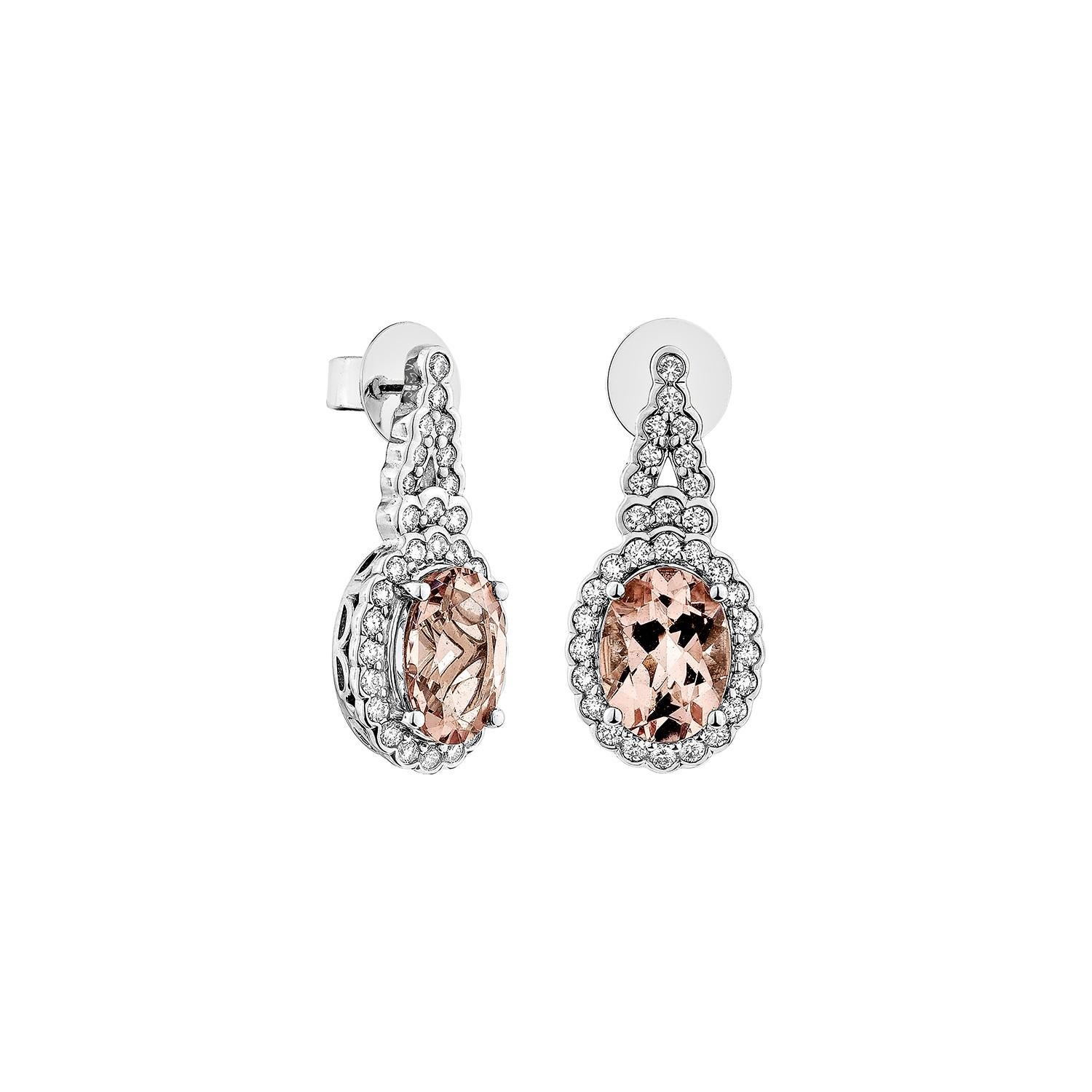 Questa collezione comprende una serie di Morganite rosa, simbolo dell'amore e delle relazioni, che la rende una scelta eccellente per una varietà di applicazioni. Accentuato da diamanti bianchi, questo orecchino è realizzato in oro bianco e presenta