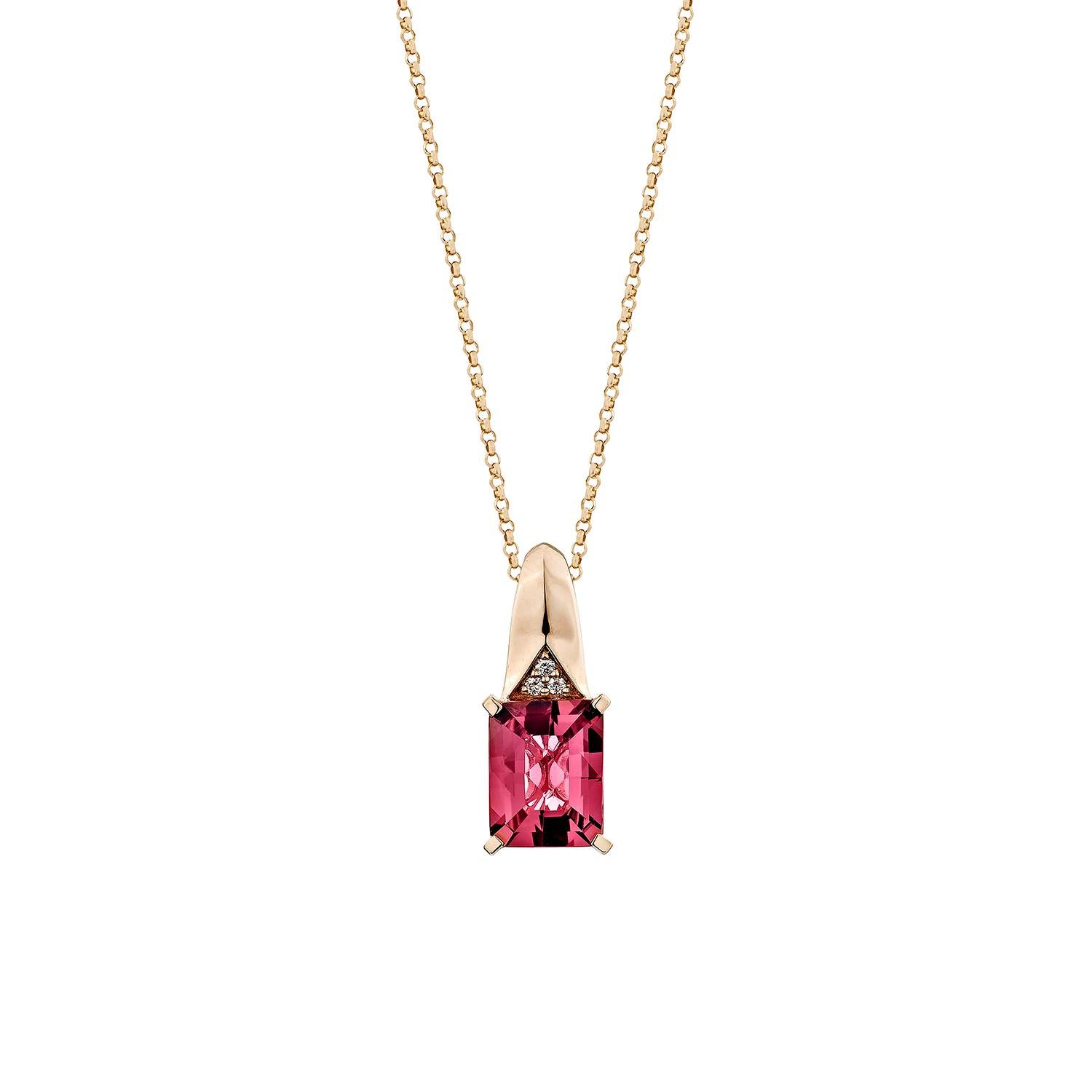 Questi eleganti orecchini presentano gemme di tormalina rosa dal taglio radiante incastonate in oro rosa 14 carati. Un delicato accento di diamante triangolare sopra le vibranti tormaline rosa aggiunge un tocco di brillantezza, esaltando il design