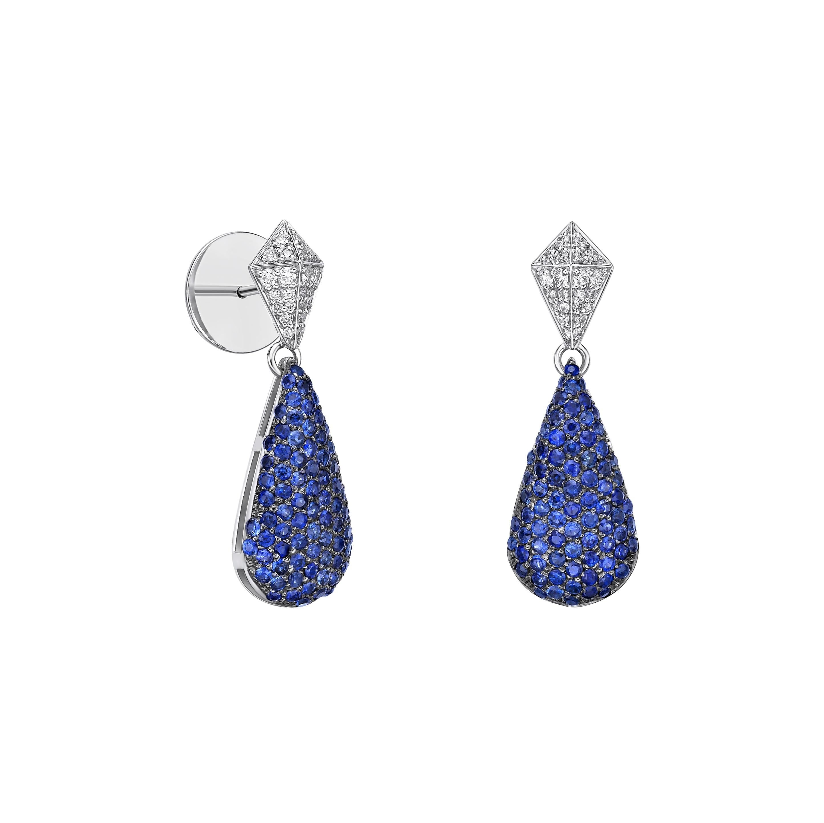 Élégantes et intemporelles, ces boucles d'oreilles exquises présentent un design en forme de larme en cascade, orné de saphirs bleus scintillants sertis dans de l'or blanc 18 carats. Le dessus présente un motif géométrique serti de diamants,
