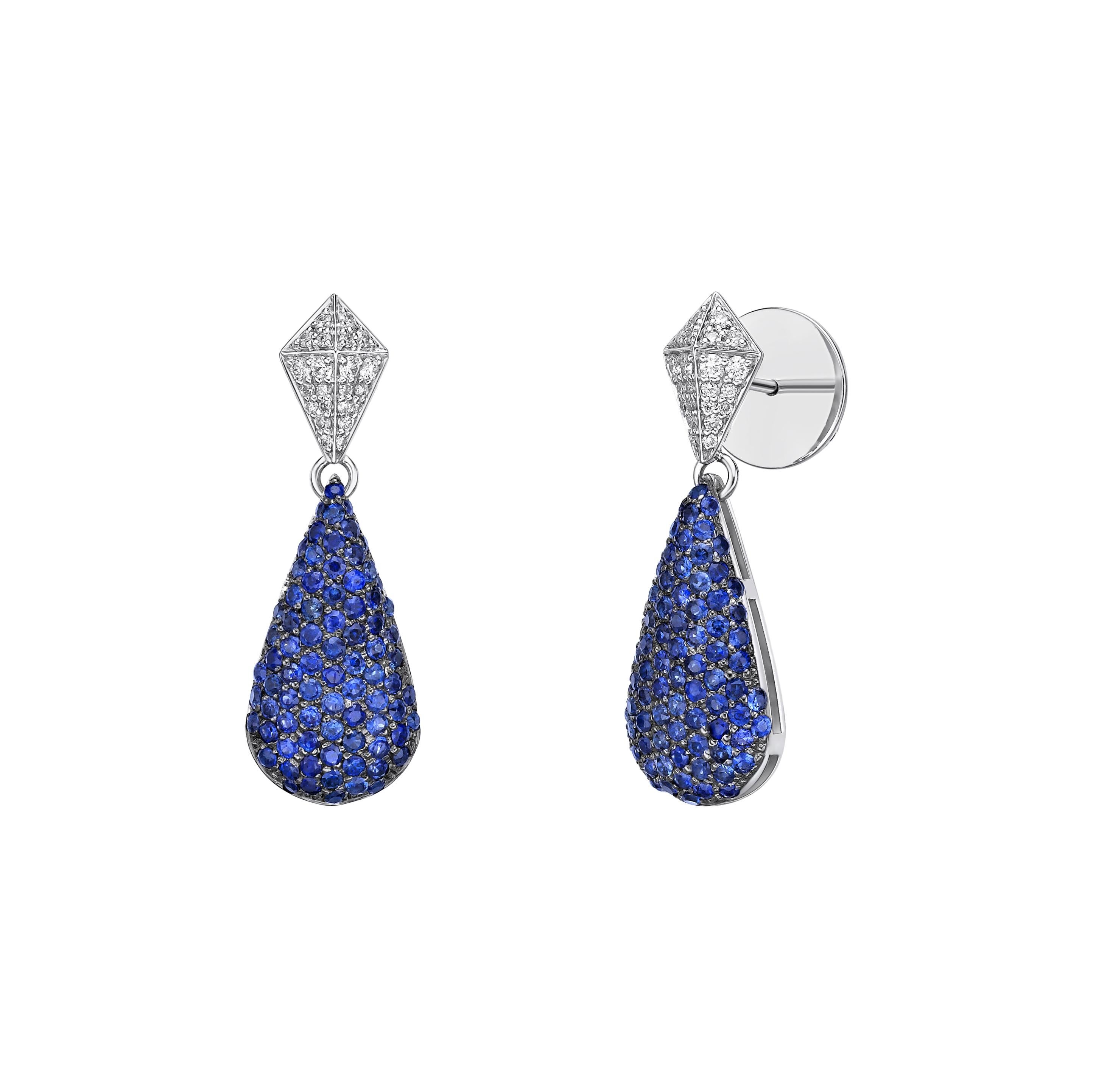 Taille ronde Sunita Nahata saphir bleu 2,38 carats Boucles d'oreilles en 18KWG avec diamant. en vente