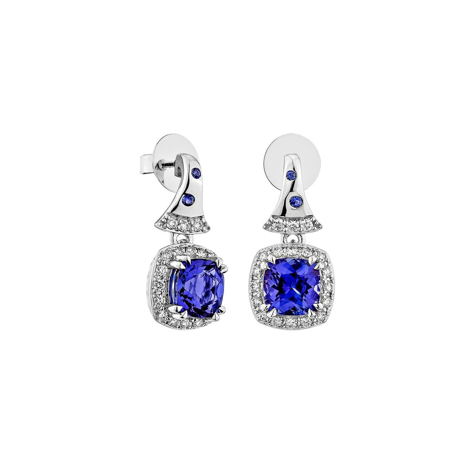 Questa collezione presenta una selezione delle più stuzzicanti tanzaniti. Un design unico con diamanti rotondi. Le ricche sfumature blu-viola di questa pietra preziosa con zaffiro blu e diamanti incastonati nell'oro bianco danno vita a un look ricco