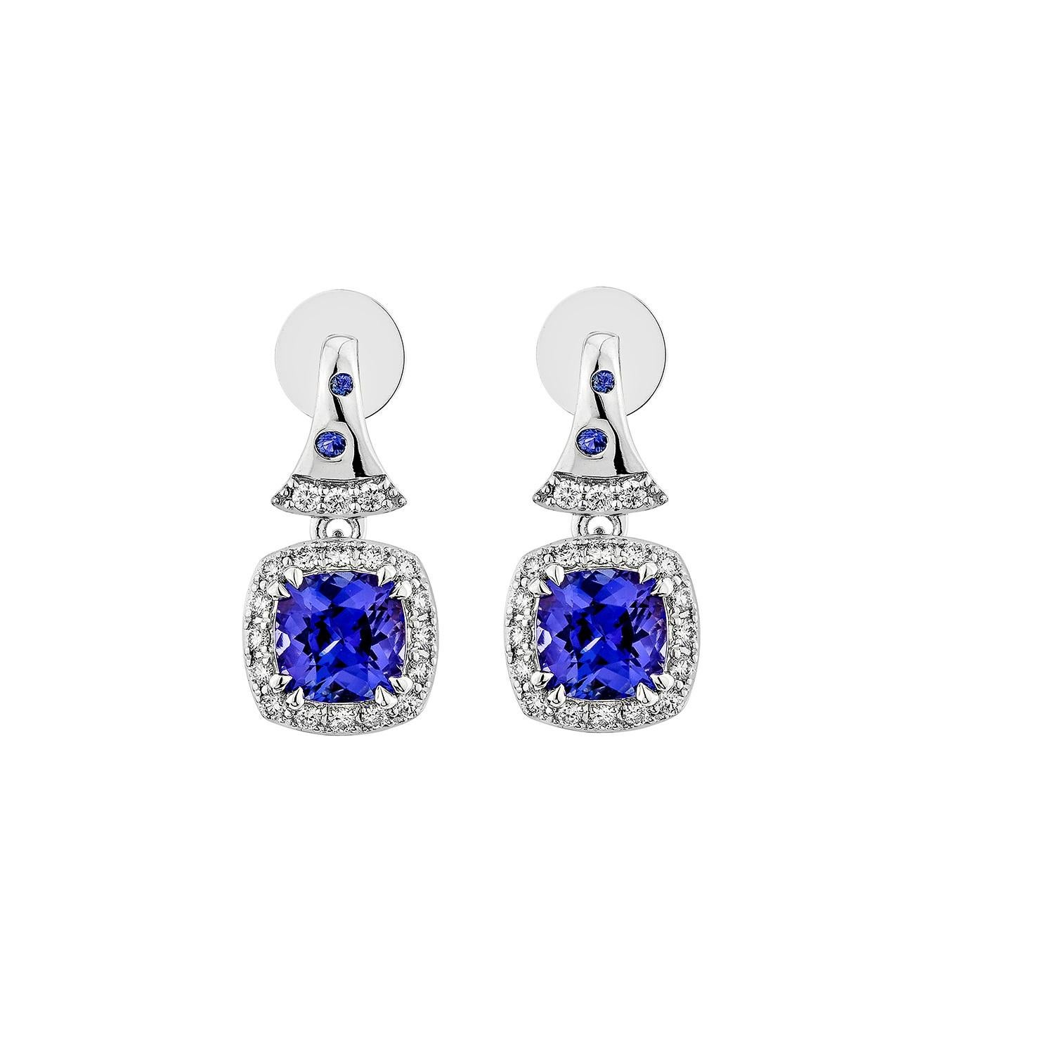 Contemporaneo Sunita Nahata Tanzanite e Zaffiro 2.44ct. Orecchini a goccia in 18KWG con diamante. in vendita