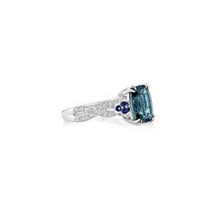 Sunita Nahata London Blauer Topas 2.48 Karat. Fancy Ring in 14KWG mit Diamant.