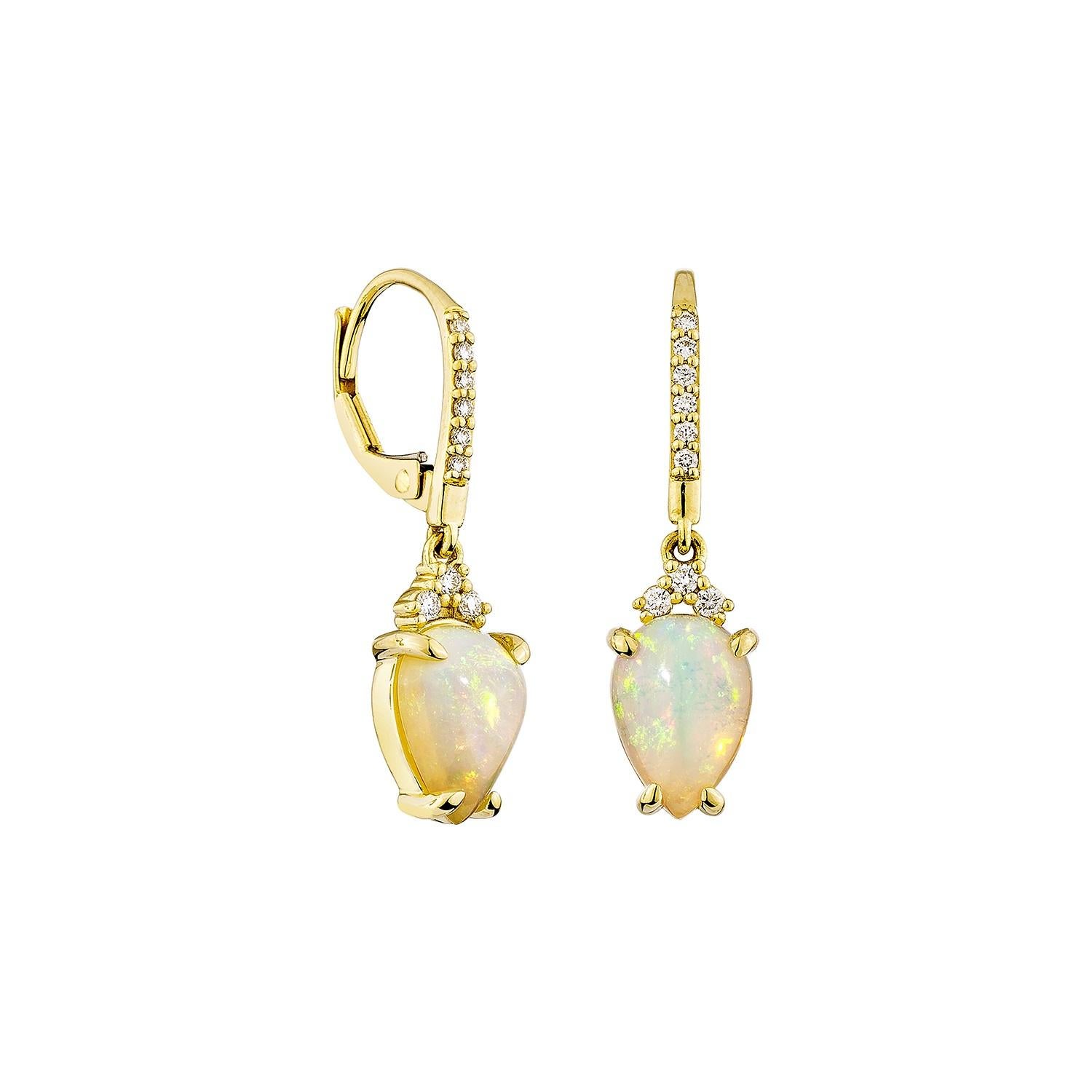 Eleganti e senza tempo, questi orecchini a goccia presentano cabochon di opale a forma di pera che irradiano una luce morbida e iridescente. Accentuati da scintillanti diamanti bianchi, sono incastonati in oro giallo 18 carati e offrono un raffinato