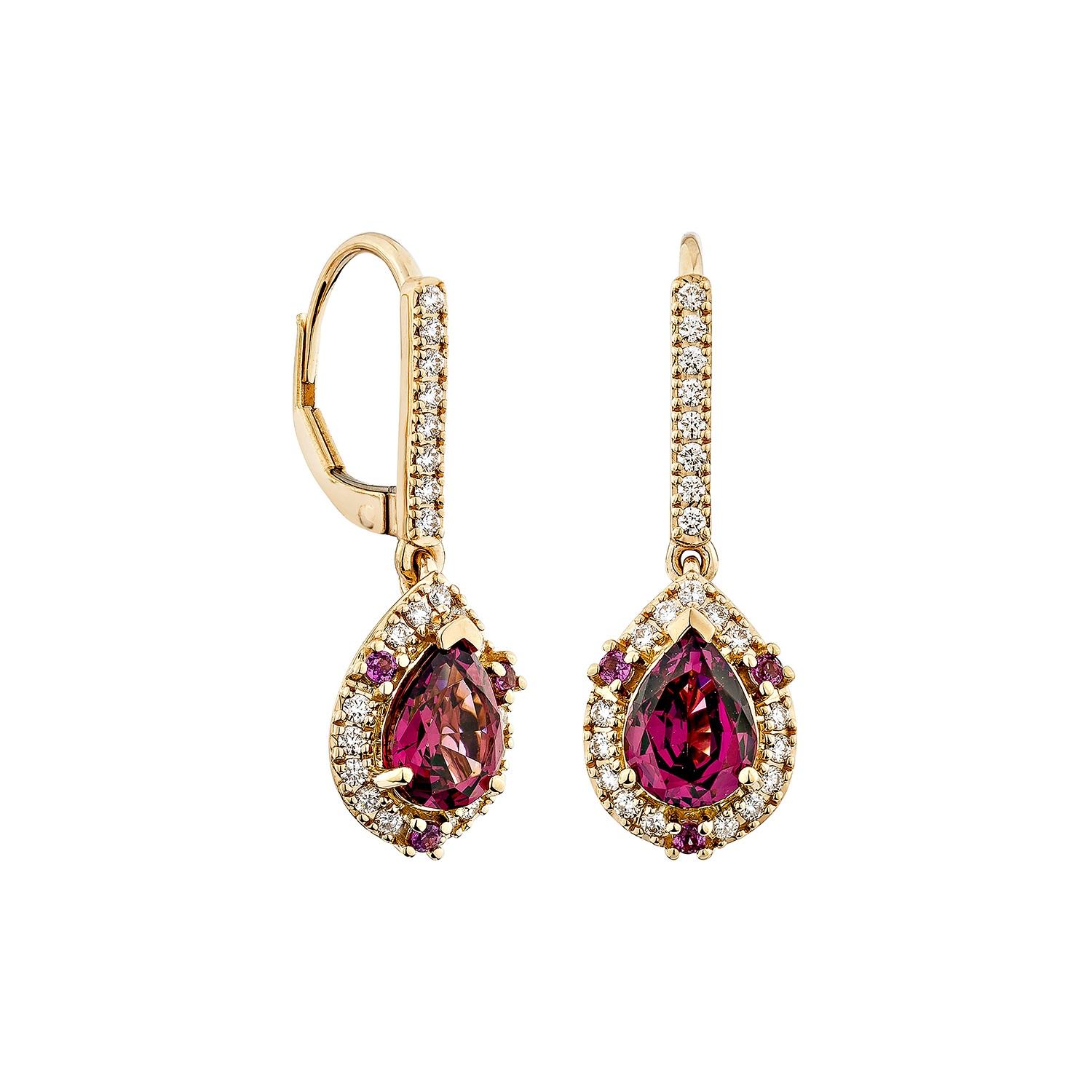 Sunita Nahata mette in mostra una squisita coppia di orecchini di rodolite tempestati di diamanti che emana grazia ed eleganza. Questa splendida coppia di orecchini in oro rosa 18 carati unisce l'eleganza classica allo stile contemporaneo,