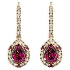 Orecchini a goccia di rodolite da 2,51 carati in 18KRG con diamante di Sunita Nahata.
