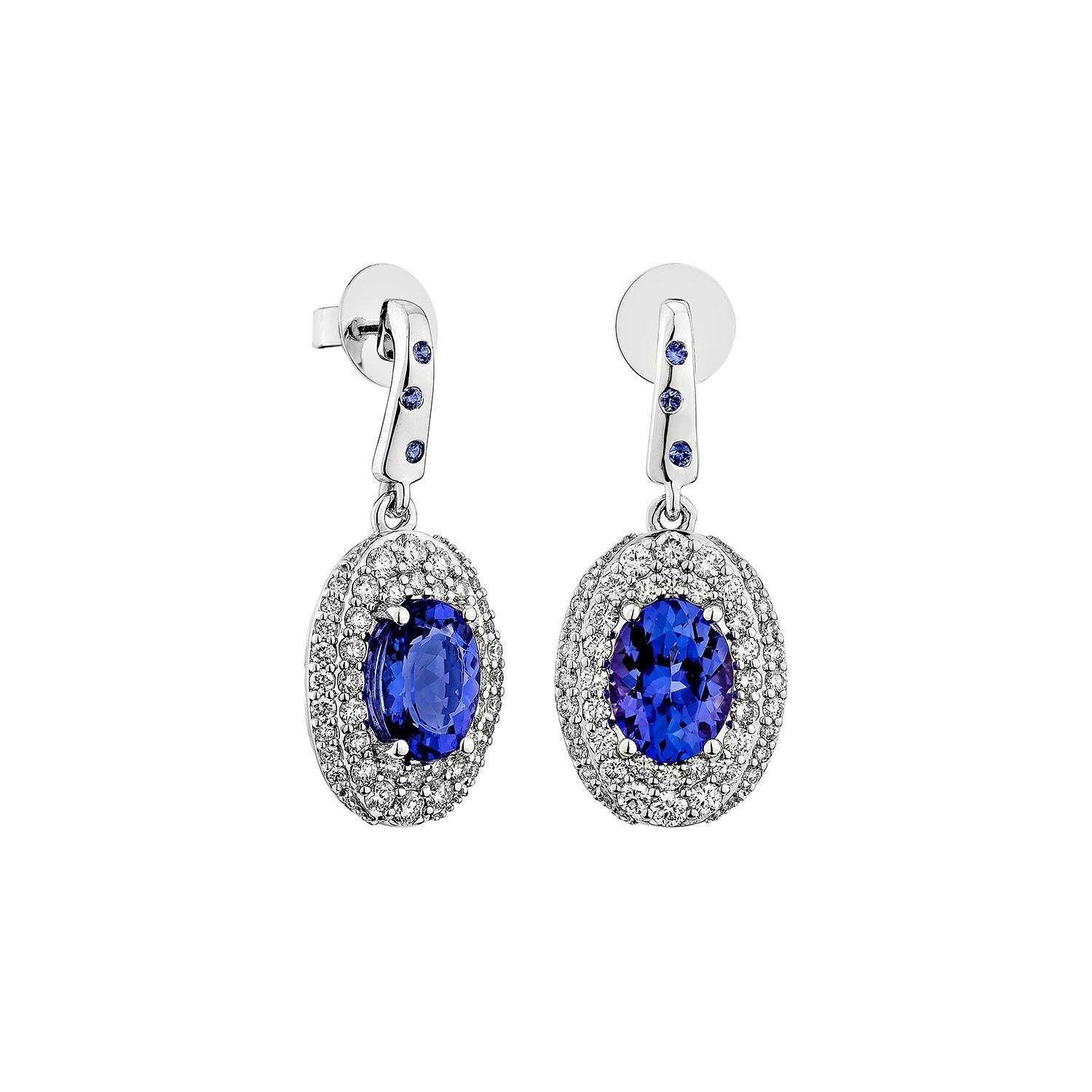 Questa collezione presenta una selezione delle più stuzzicanti tanzaniti. Un design unico con diamanti rotondi. Le ricche sfumature blu-viola di questa pietra preziosa con zaffiro blu e diamanti incastonati nell'oro bianco danno vita a un look ricco