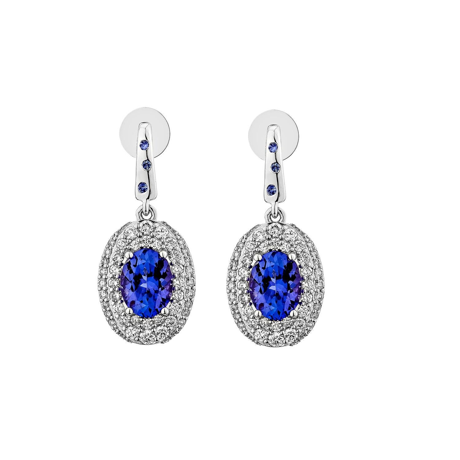 Contemporaneo Sunita Nahata Tanzanite e Zaffiro 2,60ct. Orecchini a goccia in 18KWG con diamante. in vendita
