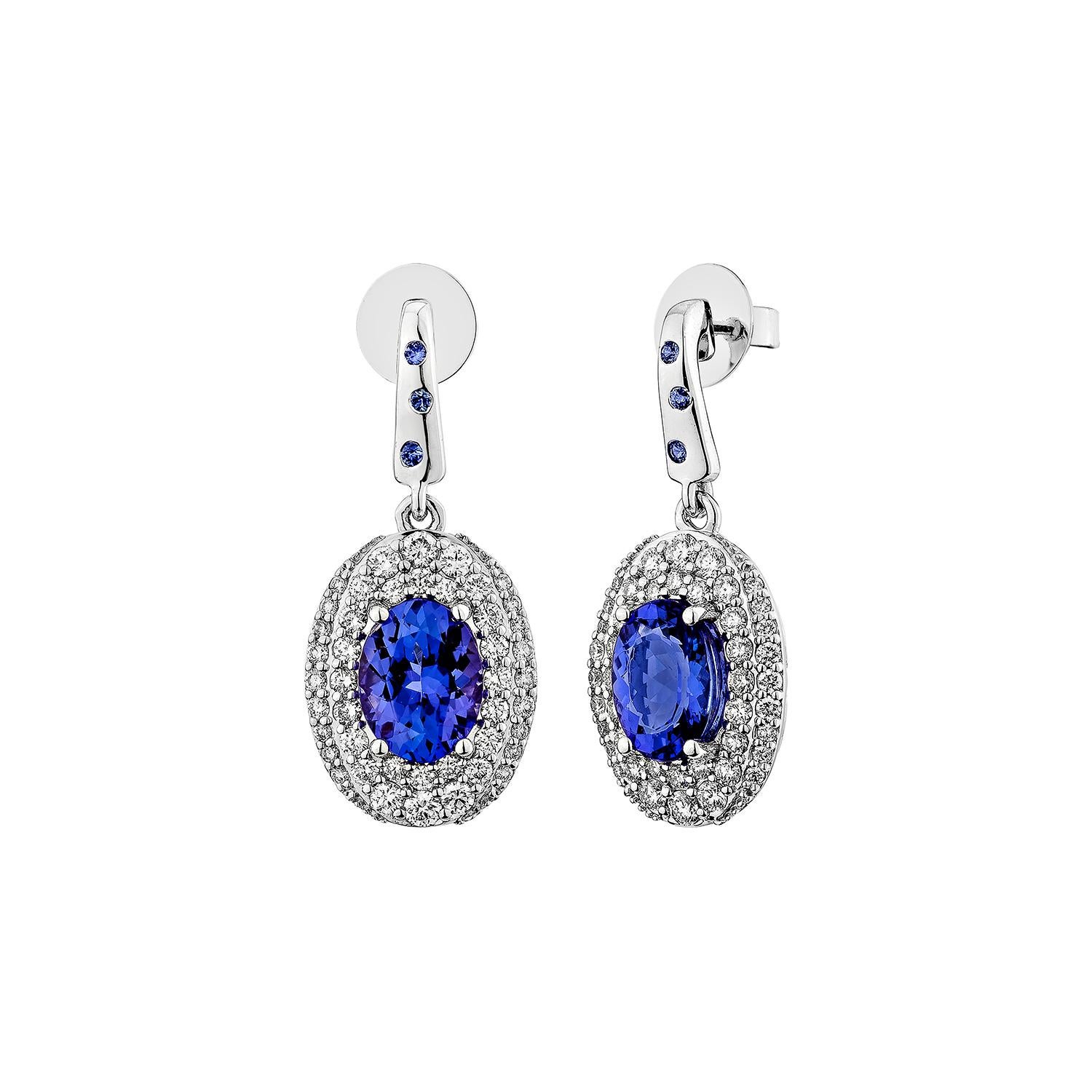 Taglio ovale Sunita Nahata Tanzanite e Zaffiro 2,60ct. Orecchini a goccia in 18KWG con diamante. in vendita
