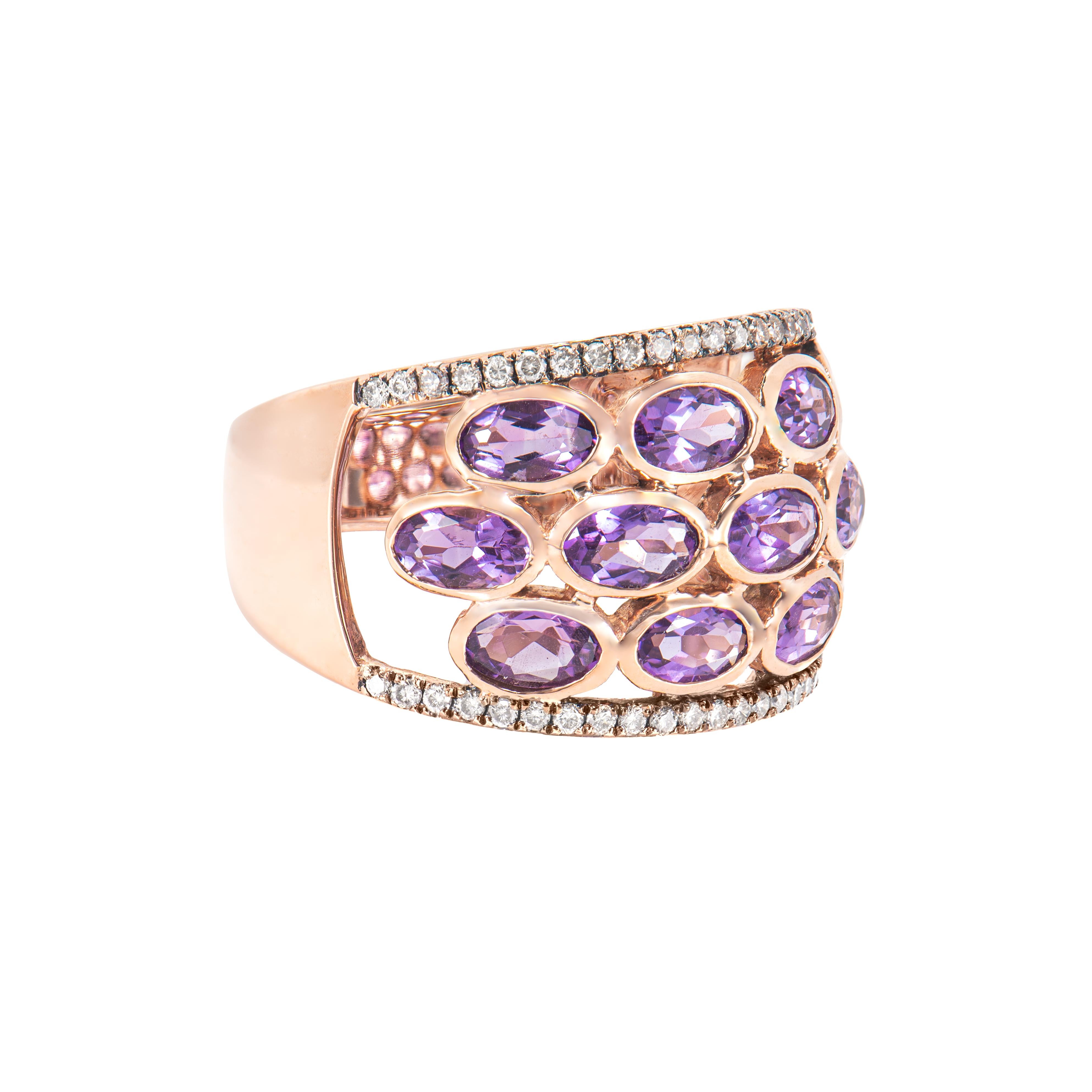 Presentato Una straordinaria varietà di gemme di ametista per coloro che rispettano la qualità e desiderano indossarle in ogni occasione o ogni giorno. L'anello con ametista in oro rosa, impreziosito da diamanti marroni, ha un fascino squisito e