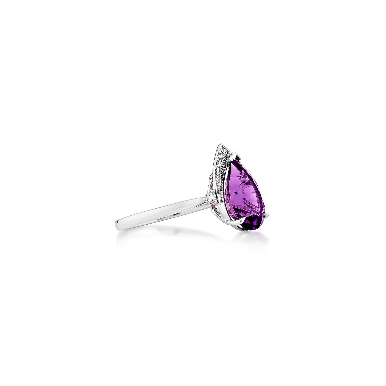Ein atemberaubender, birnenförmiger Amethyst-Fancy-Ring, gefasst in 14 Karat Weißgold, ergänzt durch funkelnde weiße Diamanten. Der satte violette Amethyst wird von den Diamanten wunderschön umrahmt und ist ein elegantes und auffälliges