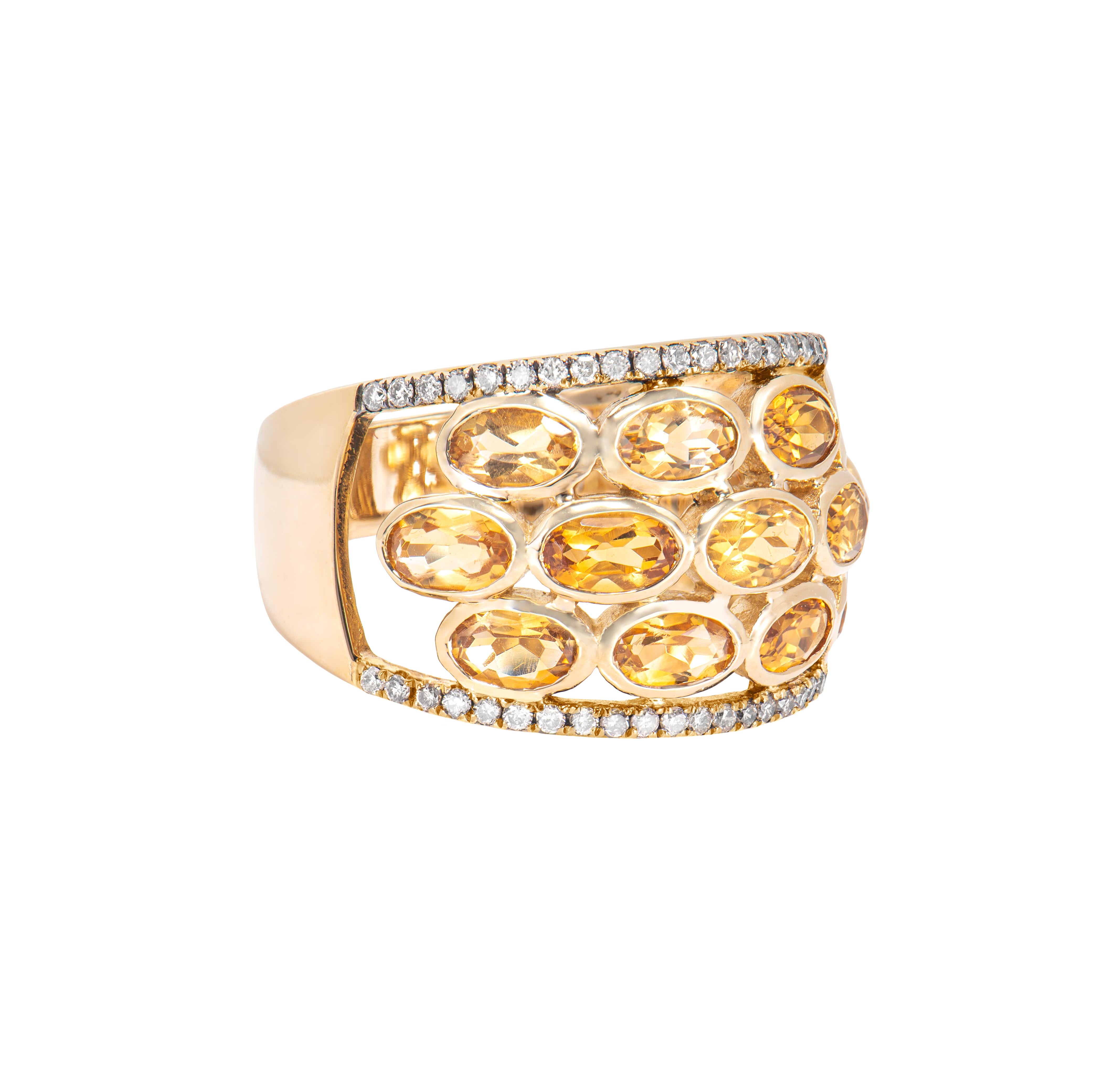 l s'agit d'une bague en citrine de forme ovale. La bague est élégante et peut être portée en de nombreuses occasions. Les citrines entourant l'anneau ajoutent à la beauté et à l'élégance de la bague.

Bague en or jaune 14 carats avec citrine et
