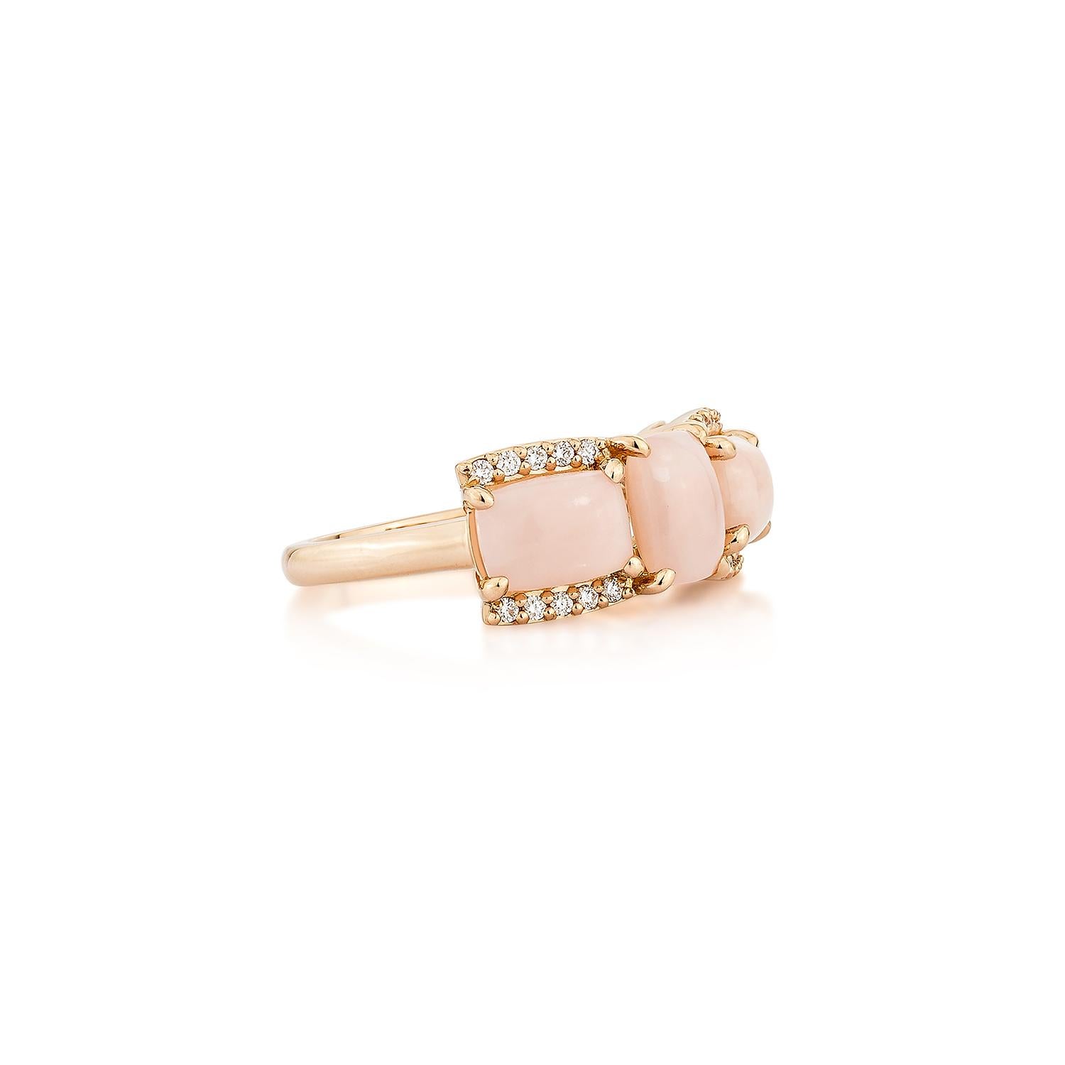Sunita Nahata präsentiert einen atemberaubenden Cabochon-Ring aus einem rosafarbenen äthiopischen Opal, der mit weißen Diamanten verziert ist. Dieser Edelstein, der für seine historische Bedeutung bekannt ist, soll Glück, Schutz und göttliche