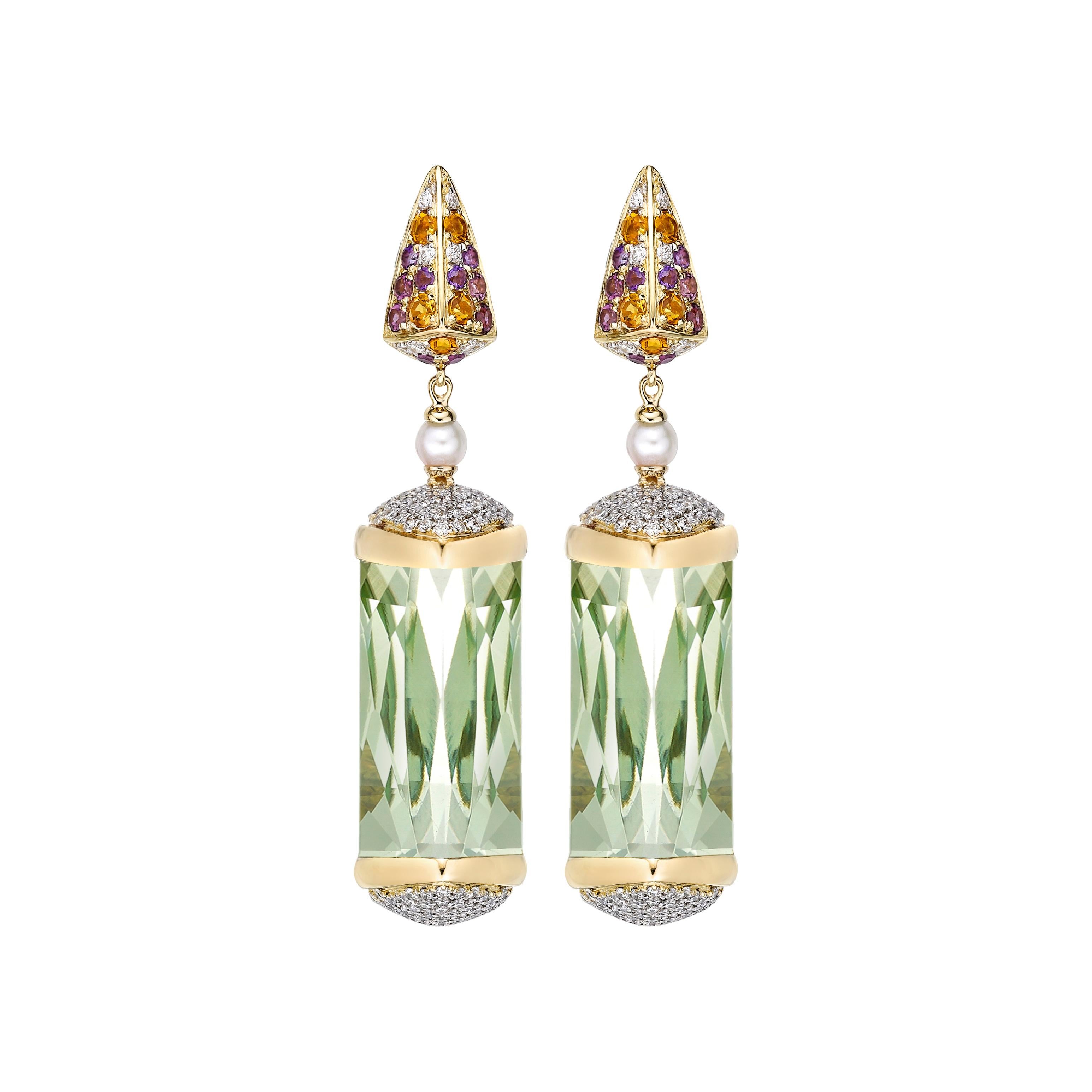 Gli orecchini antichi e decorati incarnano ricchezza ed eleganza e riflettono lo stile personale. Questa collezione presenta splendidi orecchini con ametista verde, quarzo fumé, ametista e topazio blu di Londra in un'esclusiva forma cabochon a