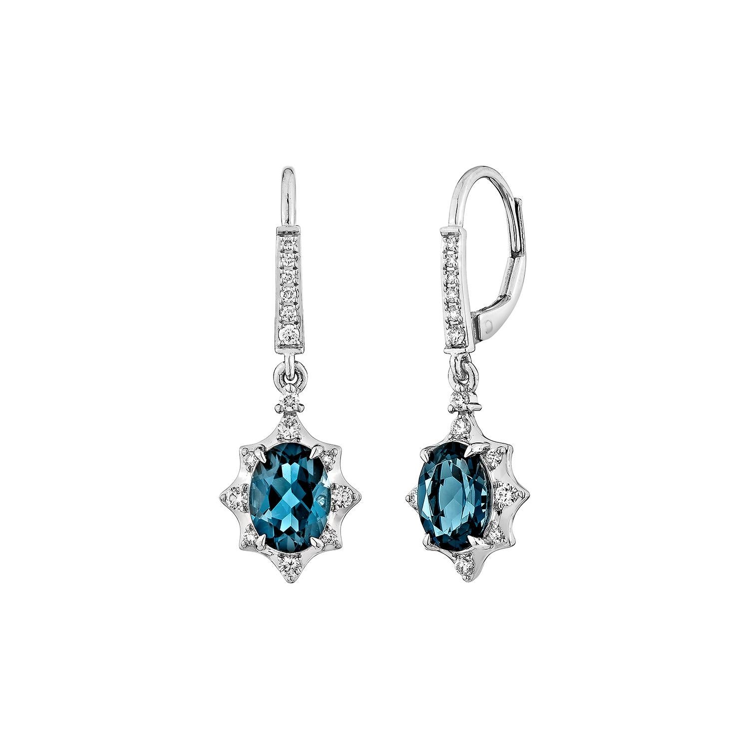 Dies ist London Blue Topaz Tropfen Ohrringe in ovaler Form. Diese Ohrringe sind aus 14 Karat Weißgold gefertigt und mit funkelnden Diamanten verziert. Diese bezaubernden Tropfen mit satten Blautopas-Steinen in einem raffinierten Design, das durch