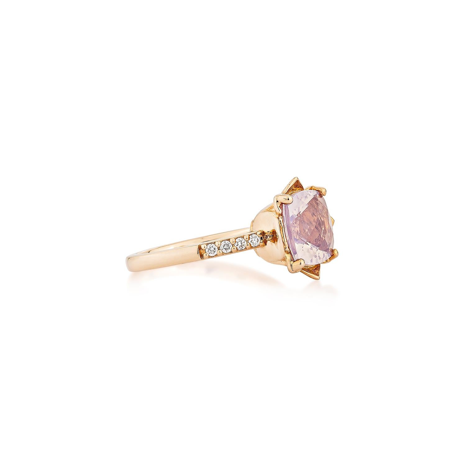 Cette bague fantaisie en quartz lavande est de forme coussin et taillée en damier. Rehaussée de diamants, cette bague est réalisée en or rose et présente un aspect à la fois beau et élégant.
  
Bague fantaisie en quartz lavande en or rose 18 carats