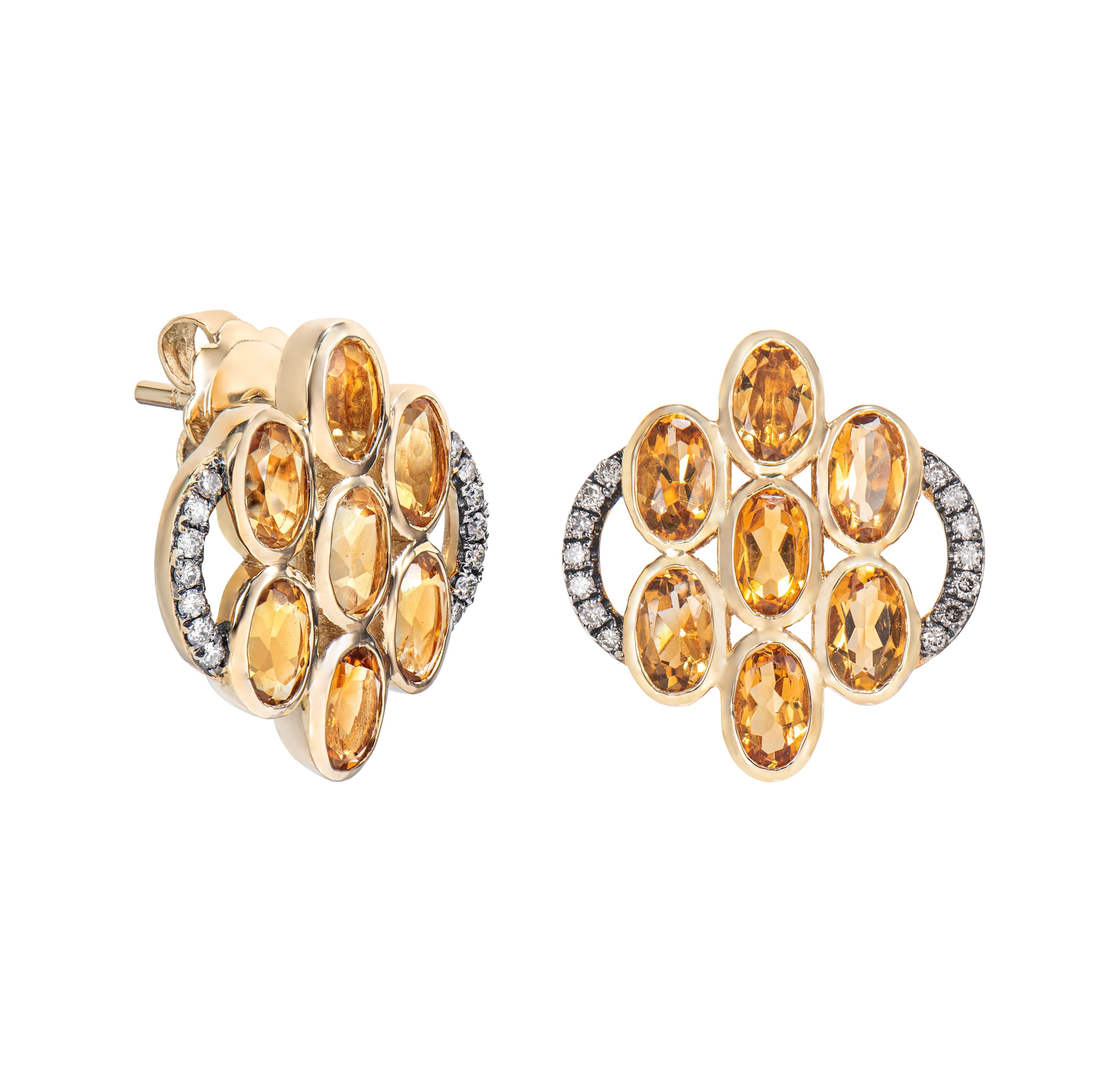 Boucles d'oreilles en forme de goutte d'eau en citrine de forme ovale. Les boucles d'oreilles sont élégantes et peuvent être portées pour de nombreuses occasions. Les citrines qui entourent les Eleg ajoutent à la beauté et à l'élégance des boucles