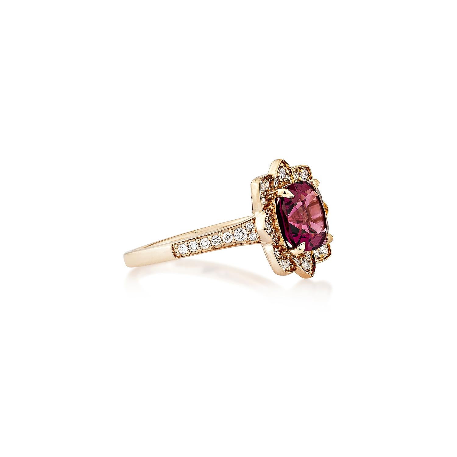 Sunita Nahata präsentiert einen eleganten Rhodolith-Fancy-Ring in Kissenform, besetzt mit funkelnden weißen Diamanten. Dieses exquisite Stück strahlt Anmut und Eleganz aus und eignet sich sowohl für das tägliche Tragen als auch für besondere