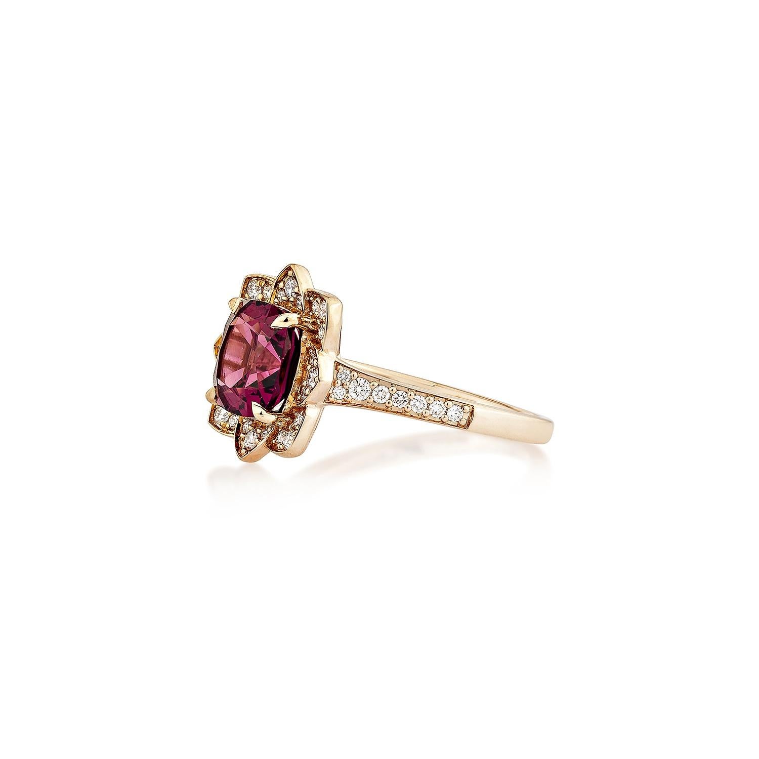 Sunita Nahata Rhodolith 3.03ct. Fancy Ring aus 14KRG mit weißem Diamant. (Kissenschliff) im Angebot