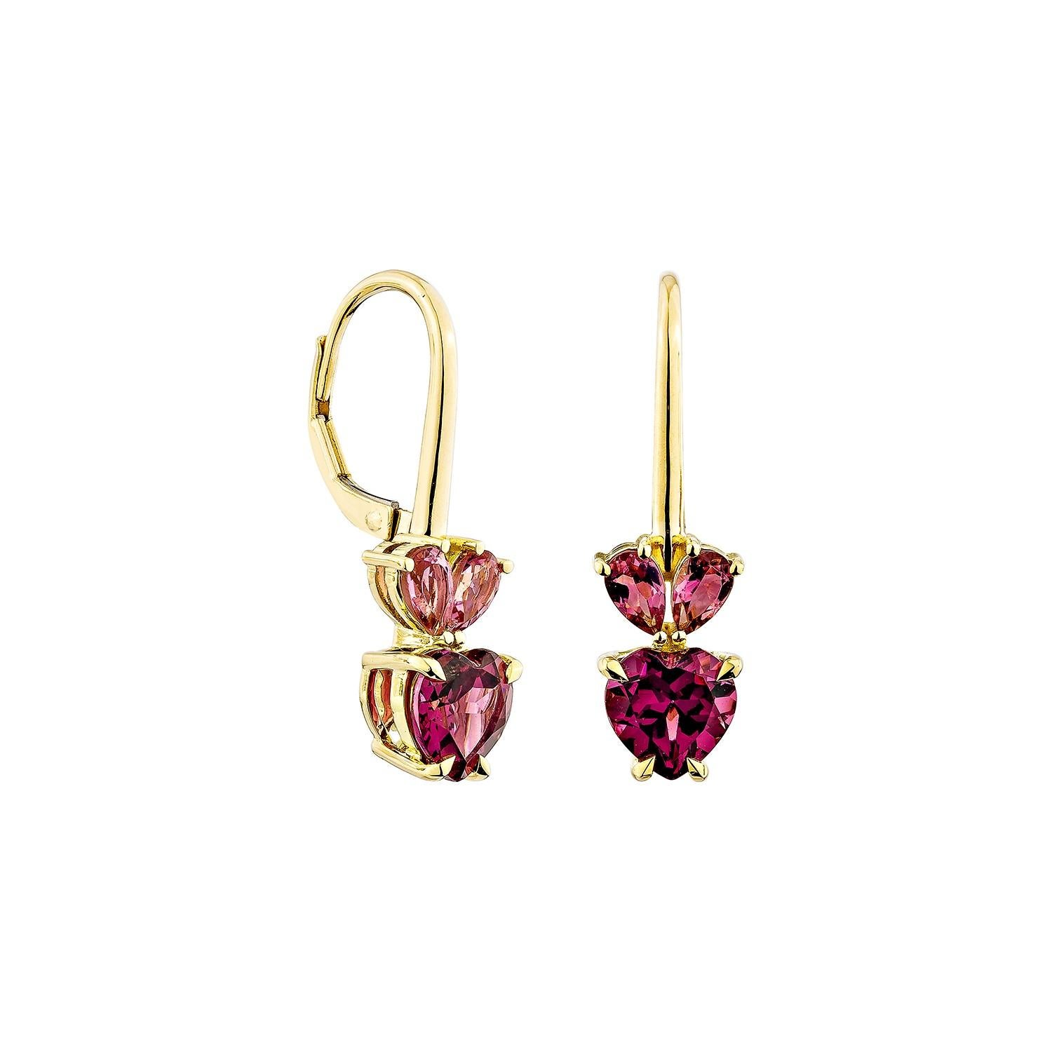 Sunita Nahata mette in mostra una squisita coppia di orecchini di rodolite tempestati di diamanti che emana grazia ed eleganza. Questa splendida coppia di orecchini in oro giallo 18 carati unisce l'eleganza classica allo stile contemporaneo,
