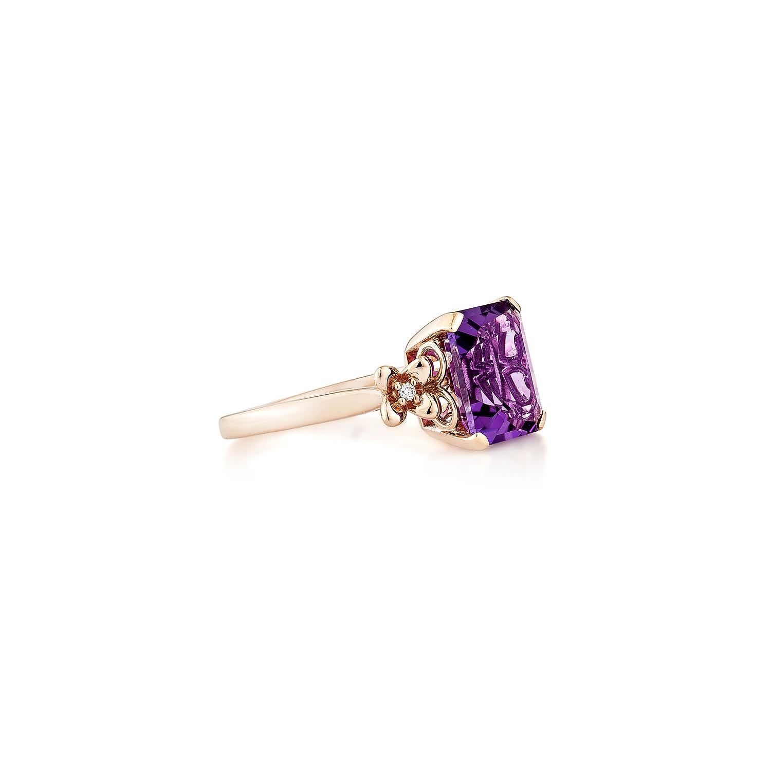 Un sofisticado anillo de fantasía con amatista de forma octogonal engastado en oro rosa de 14 quilates. La rica gema púrpura se exhibe con elegancia, convirtiéndola en una pieza intemporal y elegante.

Anillo de amatista fantasía en oro rosa de 14