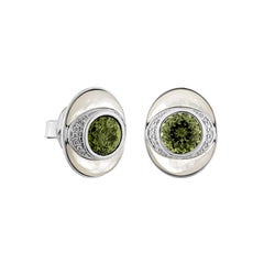 Orecchini con tormalina verde da 3,09 carati di Sunita Nahata in 18KWG con diamanti.