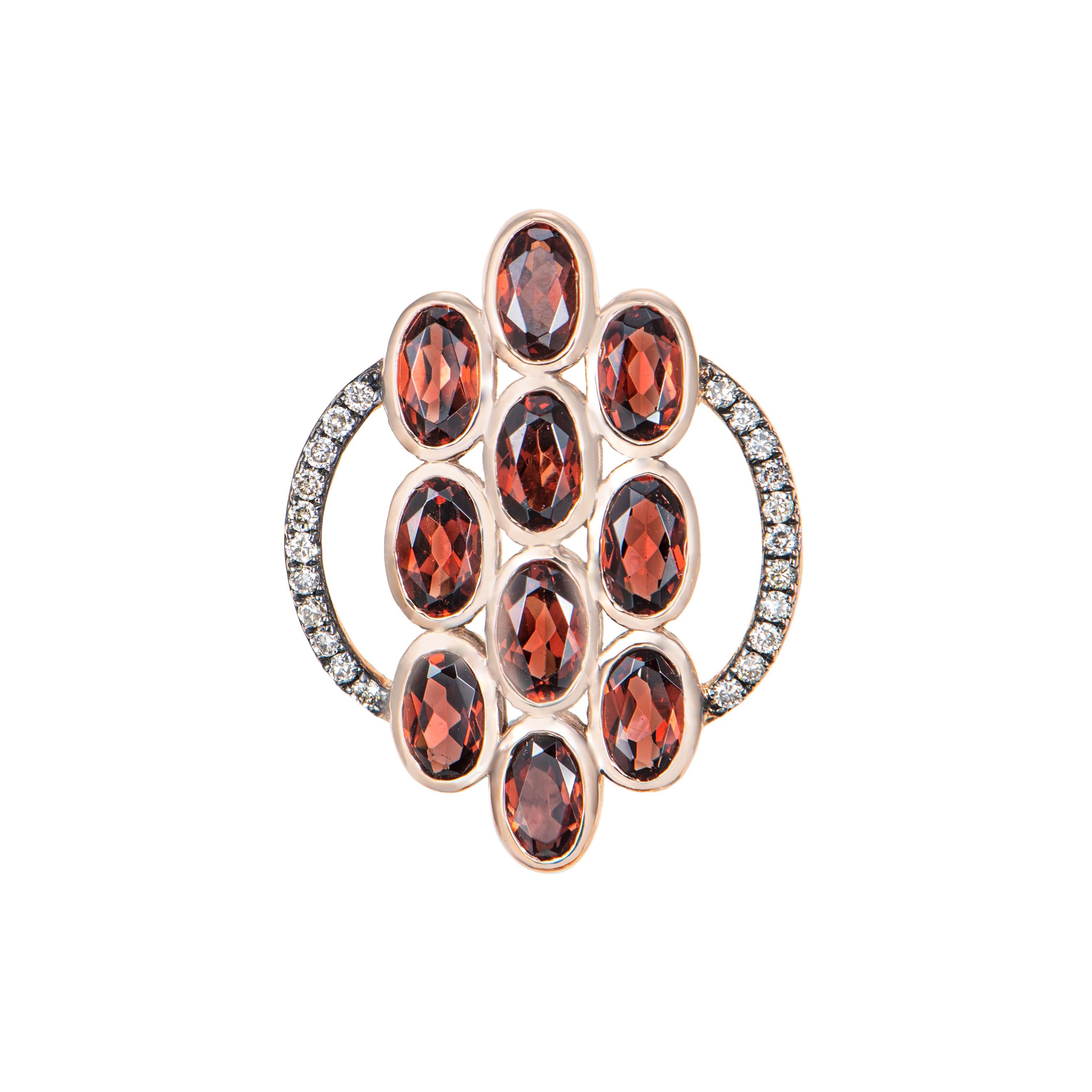 Le pendentif grenat rouge présenté est parfait pour les personnes qui souhaitent le porter en toute occasion ou lors d'une célébration. Son grenat captivant et son diamant brun, sertis dans de l'or rose 14 carats, sont destinés à charmer les cœurs