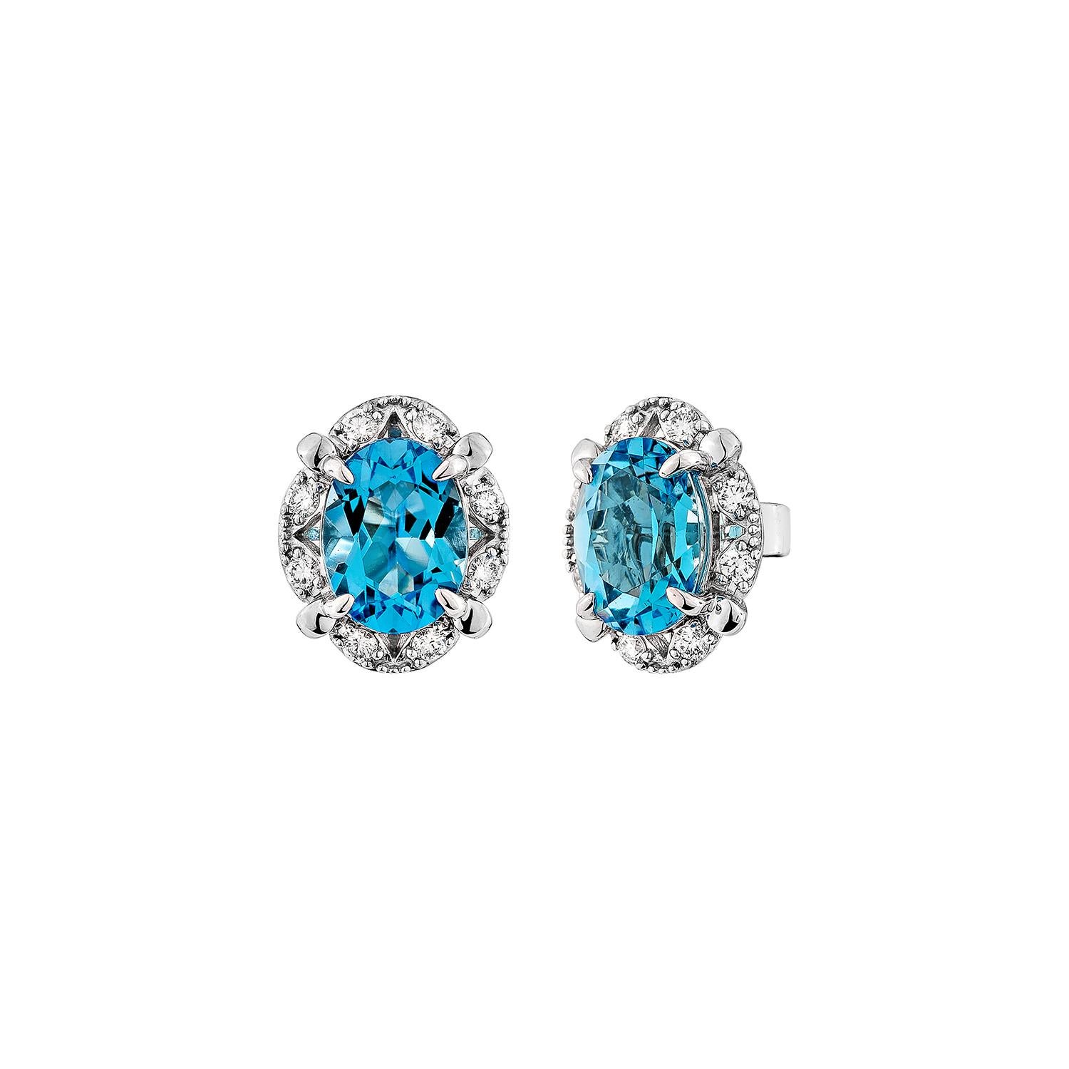 Taglio ovale Sunita Nahata Topazio Blu Svizzero 3.11ct. Orecchini a perno in 14KWG con diamante. in vendita