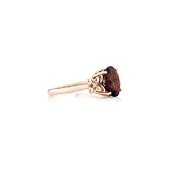 Granato rosso Sunita Nahata 3.14ct. Anello fantasia in 14KRG con diamante bianco.