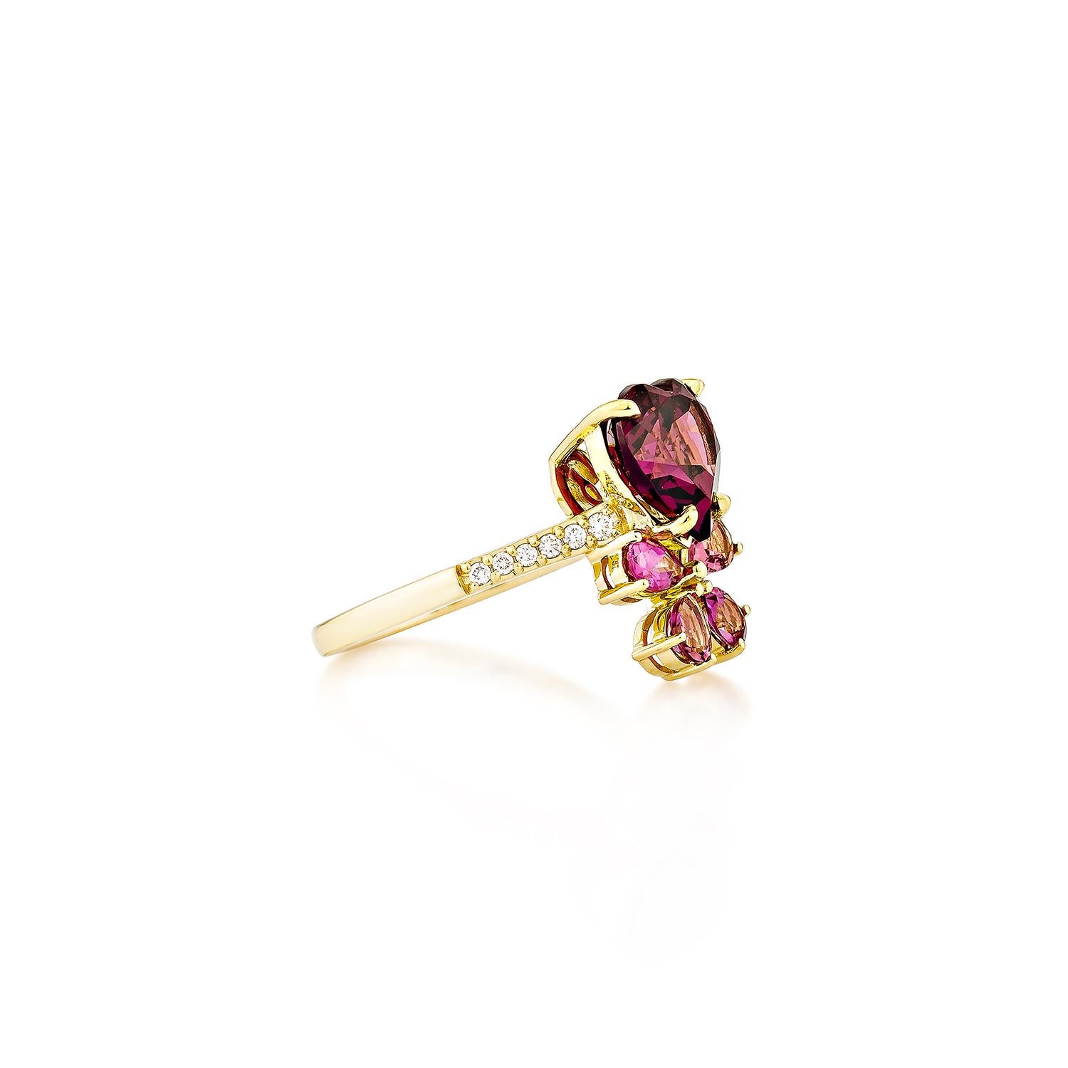 Sunita Nahata präsentiert einen eleganten Rhodolith-Fancy-Ring in Herzform, der mit rosa Turmalin und weißen Diamanten verziert ist. Dieses exquisite Stück strahlt Anmut und Eleganz aus und eignet sich sowohl für das tägliche Tragen als auch für