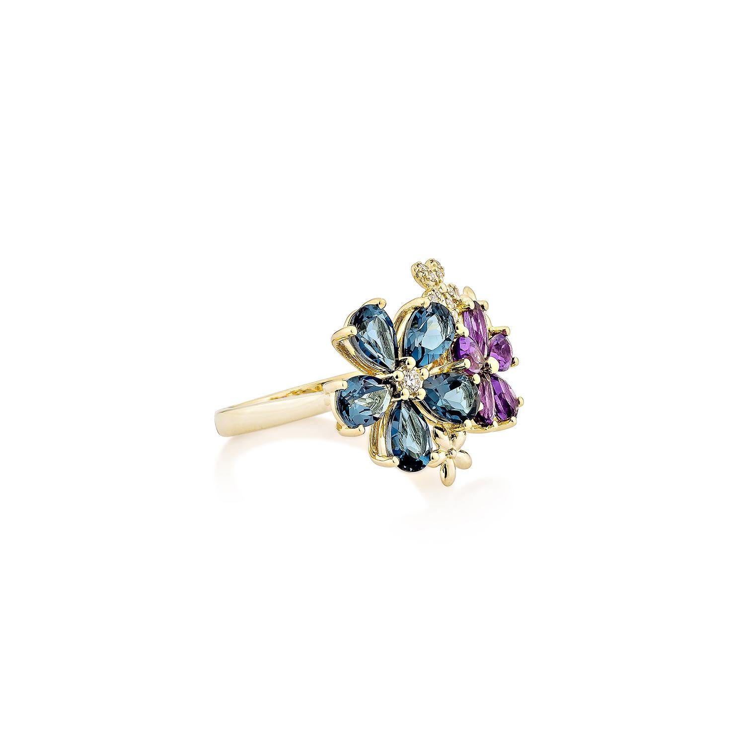 Un anello ispirato a un giardino stravagante, con fiori di ametista scura tagliata a pera e topazio blu di Londra, impreziositi da diamanti abbaglianti. Incastonato in caldo oro giallo 14 carati, questo incantevole disegno cattura la bellezza della