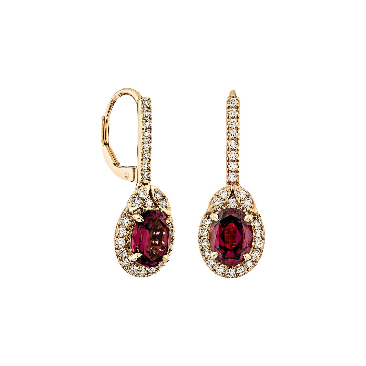 Sunita Nahata showcases an exquisite diamond studded Rhodolite earring pair that exudes grace and elegance. This gorgeous 18karat rose gold earring pair blends classic elegance with contemporary style, making it perfect for any special