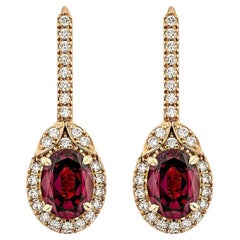 Sunita Nahata Rhodolith 3.29ct. Tropfenohrring aus 18KRG mit weißem Diamanten.