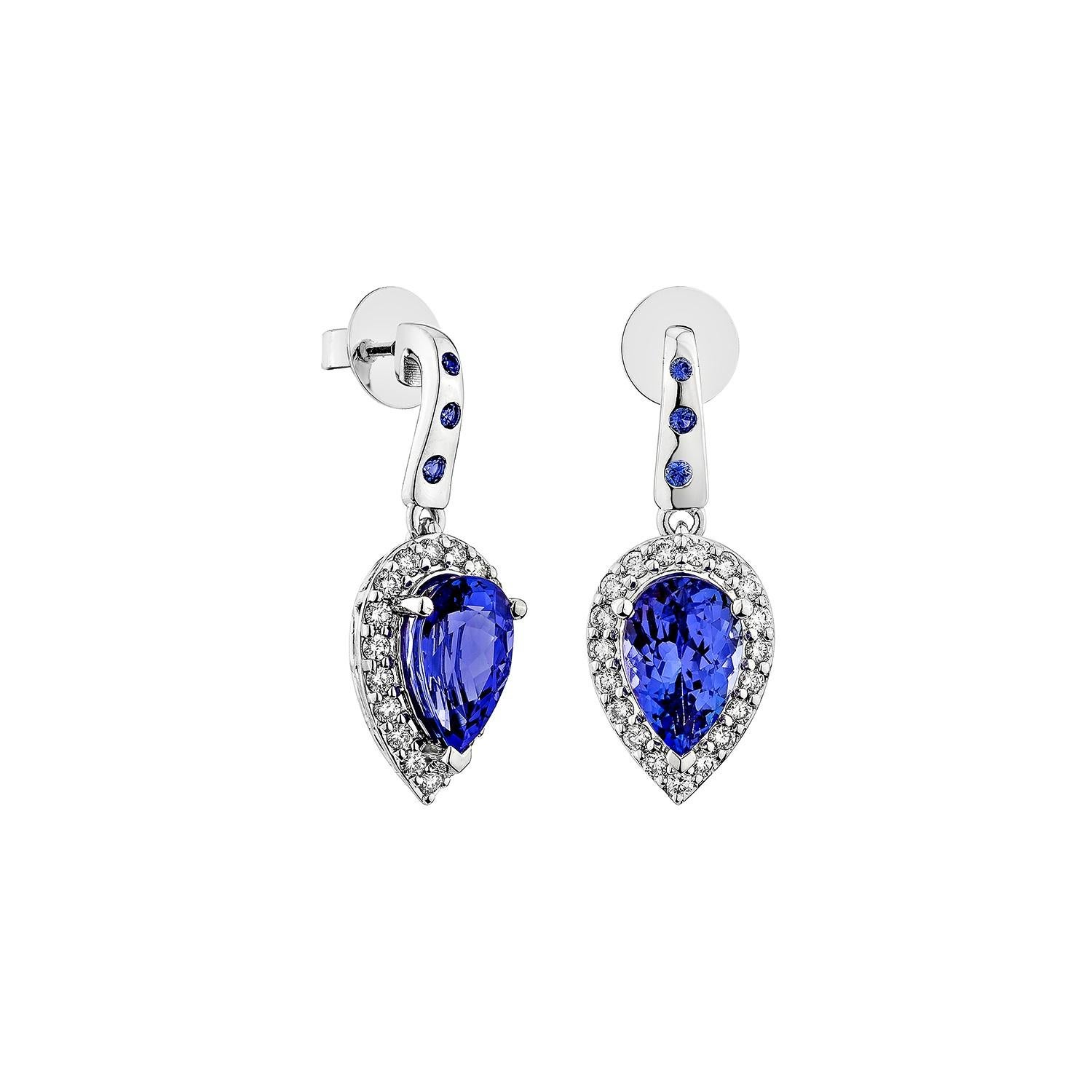 Questa collezione presenta una selezione delle più stuzzicanti tanzaniti. Un design unico con diamanti rotondi. Le ricche sfumature blu-viola di questa pietra preziosa con zaffiro blu e diamanti incastonati nell'oro bianco danno vita a un look ricco