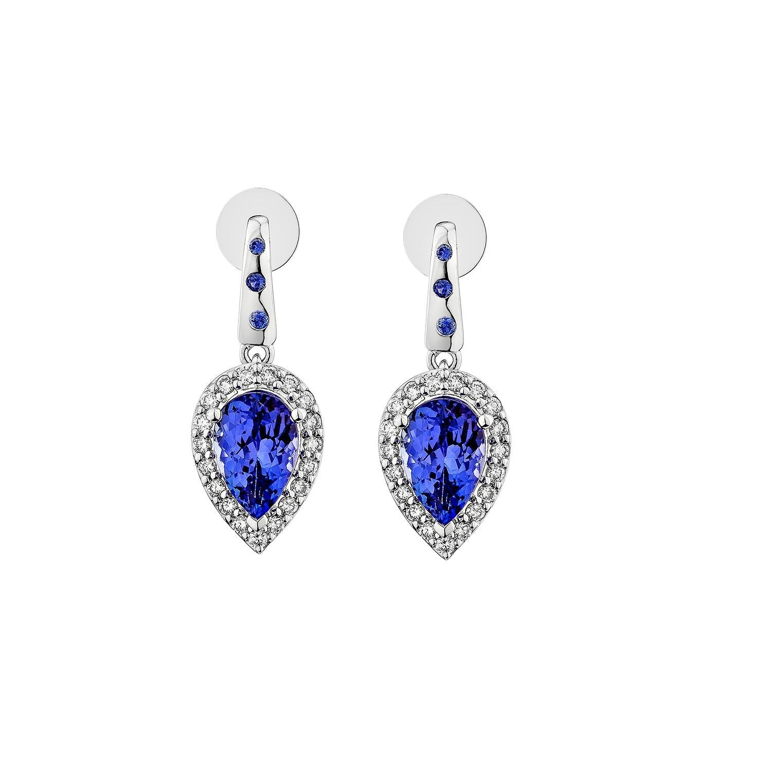 Contemporaneo Sunita Nahata Tanzanite e Zaffiro 3.29ct. Orecchini a goccia in 18KWG con diamante. in vendita