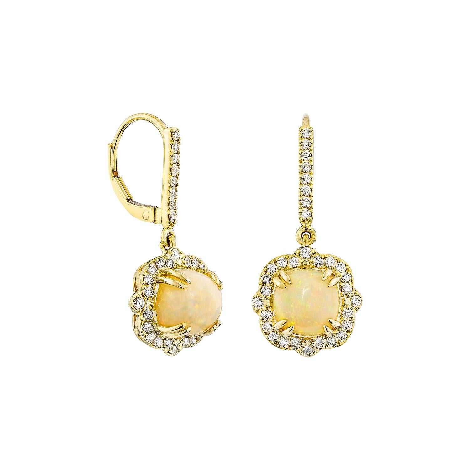 Sunita Whiting présente une étonnante boucle d'oreille en opale éthiopienne cabochon, ornée de diamants blancs. Cette pierre précieuse, réputée pour son importance historique, est censée apporter chance, protection et espoir divin. Ses bienfaits