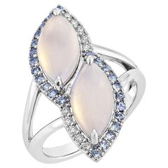Sunita Nahata, calcodony et saphir 3,45 carats Bague en 18KWG avec diamant.
