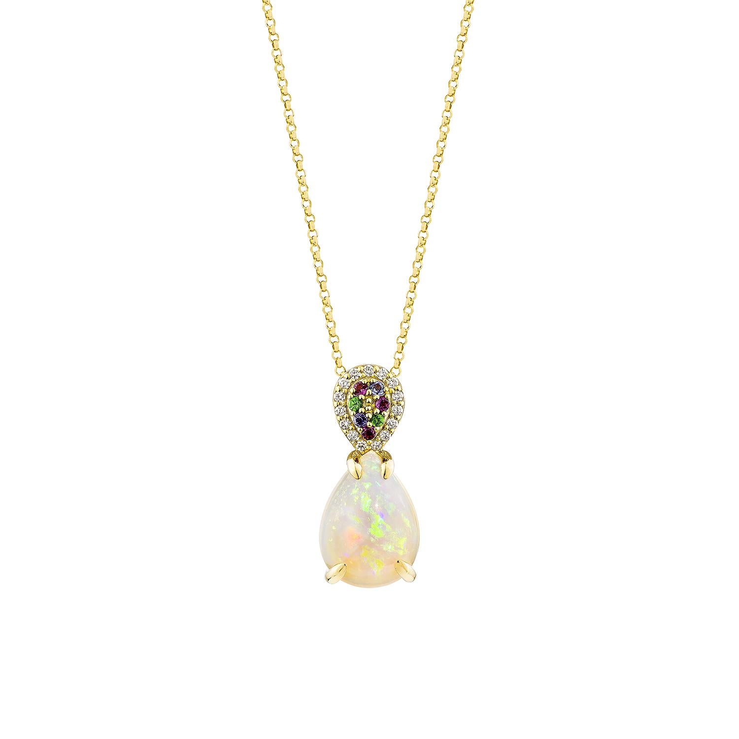 Sunita Nahata presenta uno splendido pendente in opale etiope cabochon, impreziosito da tsavorite, rodolite, tanzanite e diamanti bianchi. L'opale, famoso per il suo significato storico, si ritiene che porti fortuna, protezione e speranza divina. I