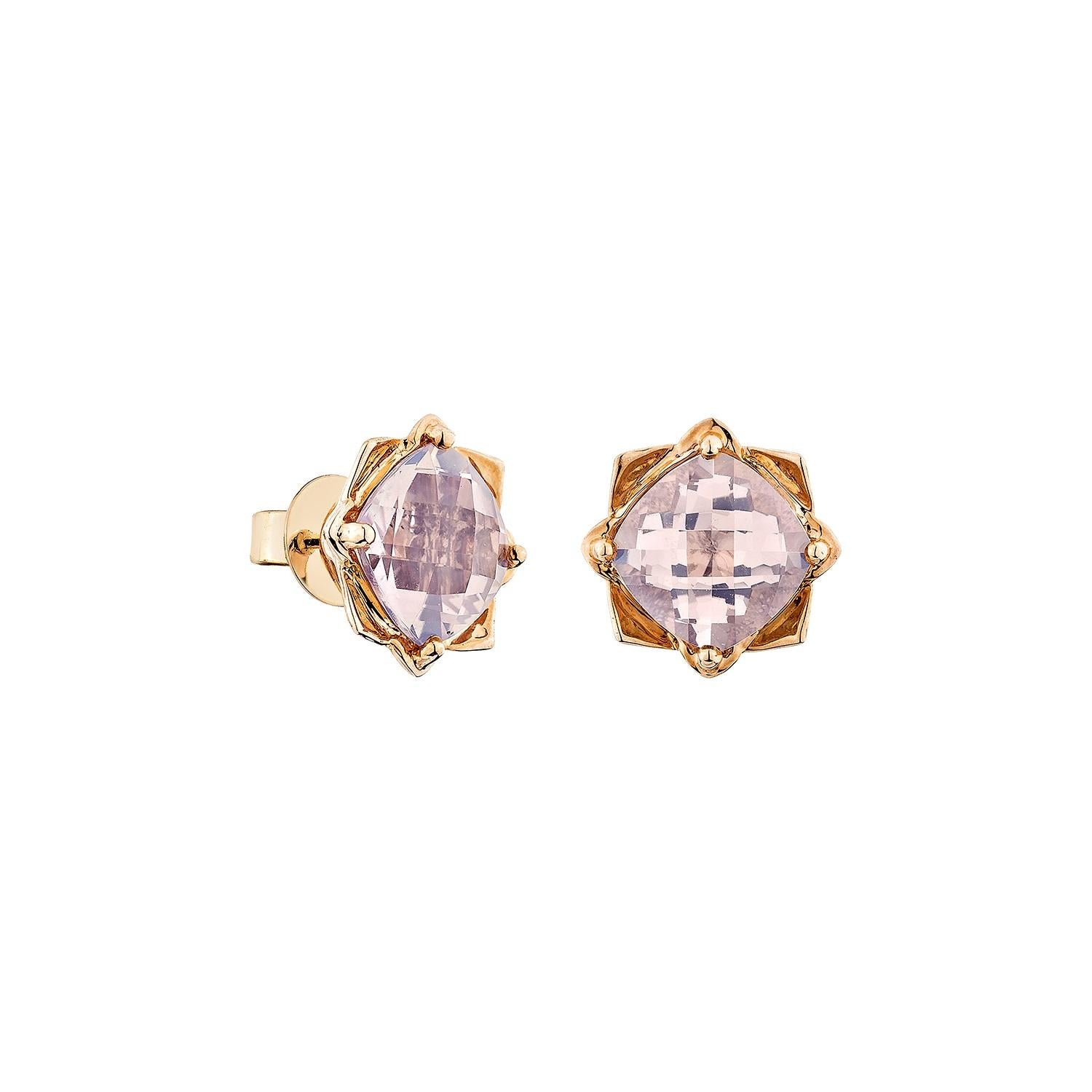 Ti presentiamo un nuovo design di coppia di orecchini che incarna il lusso, la moda e lo stile personale. La collezione comprende una coppia di orecchini antichi con splendidi gioielli come il quarzo lavanda. Questi orecchini sono realizzati a forma
