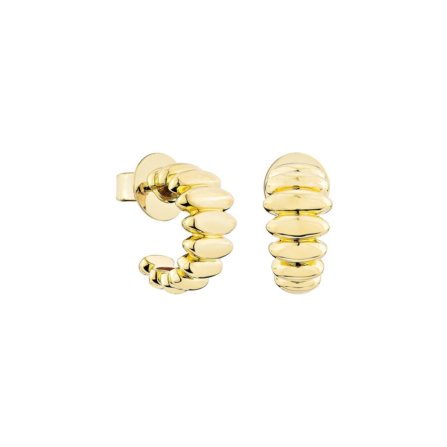 Sunita Nahata presenta gli orecchini a perno. Questa splendida coppia, realizzata in oro giallo da 18 carati, emana grazia ed eleganza ed è ideale per l'uso quotidiano.

Orecchino in oro giallo 18 carati.

Oro: 3,97 g, oro giallo 18 carati.